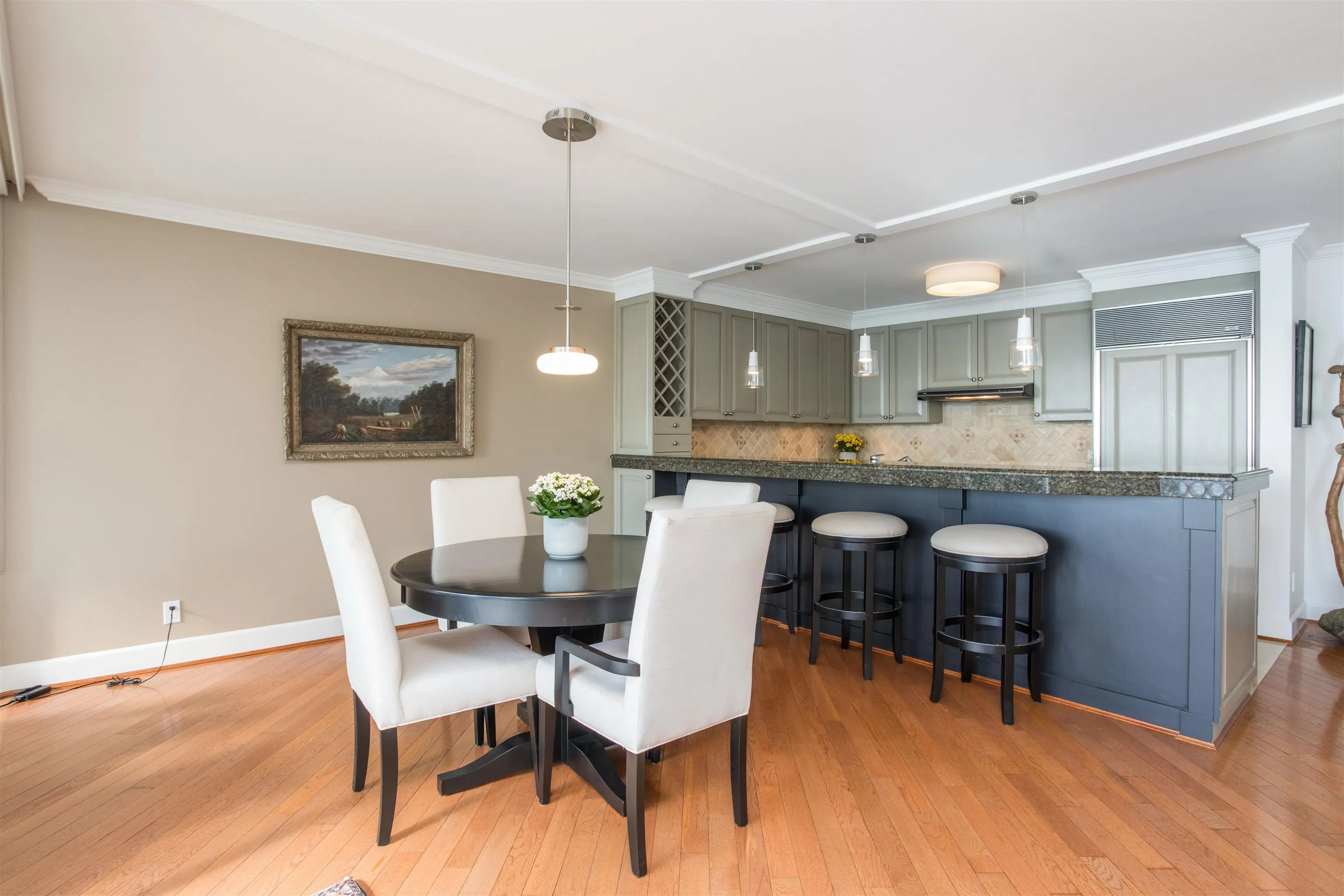 902 2135 Argyle Avenue