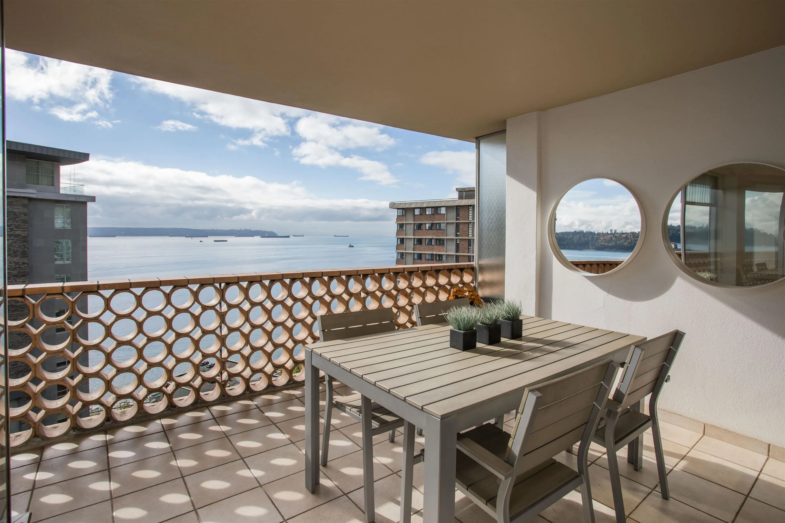 902 2135 Argyle Avenue