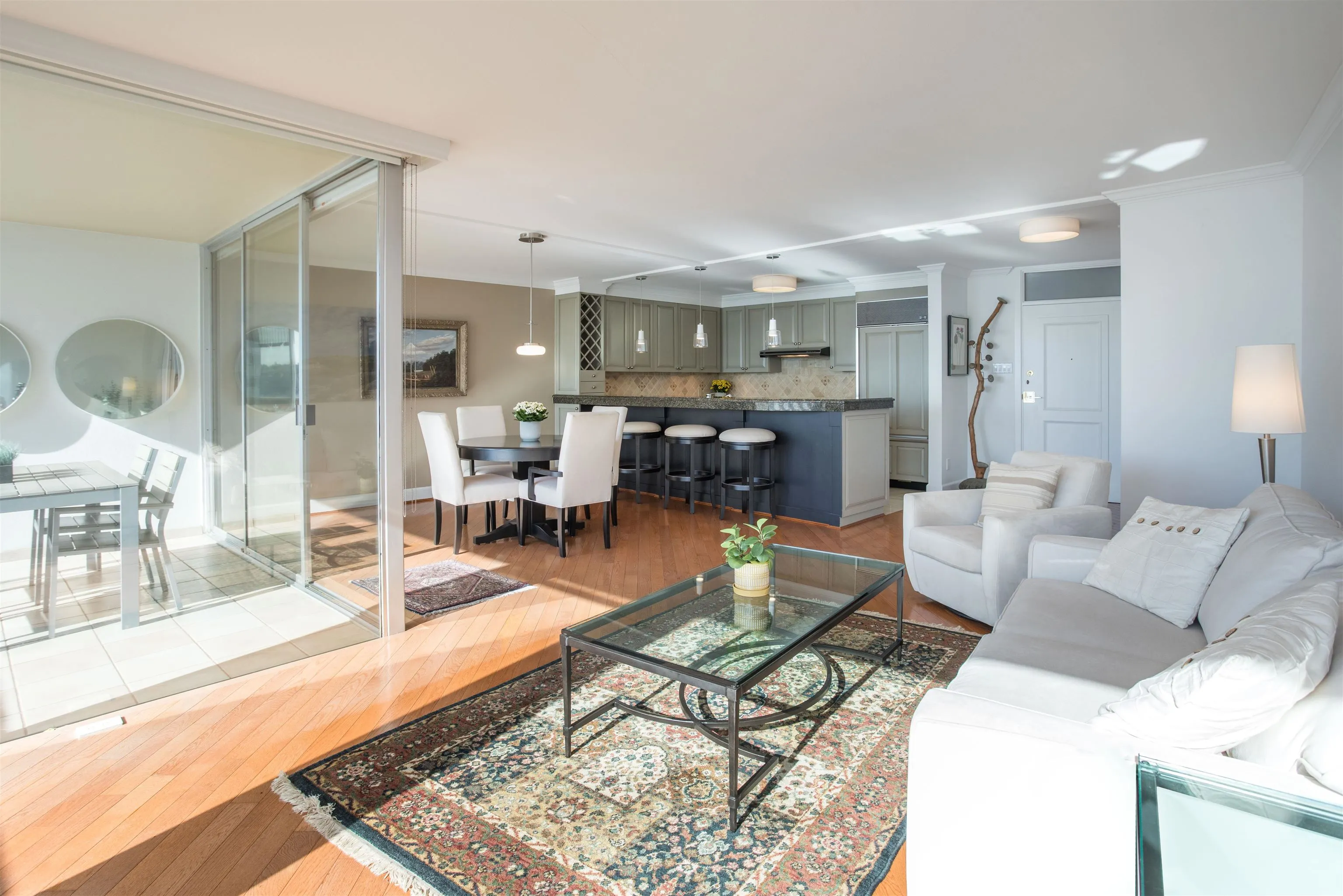 902 2135 Argyle Avenue