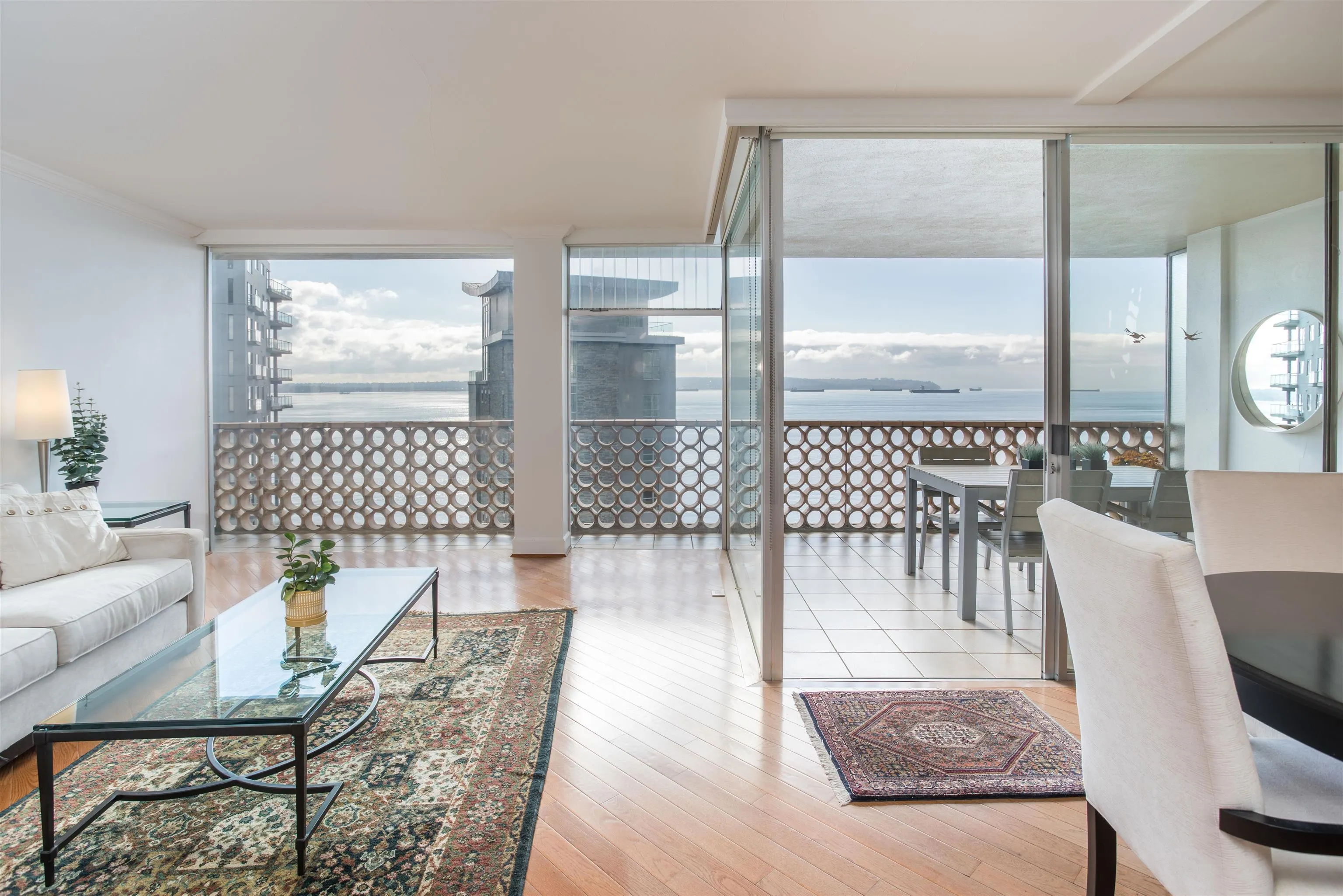 902 2135 Argyle Avenue