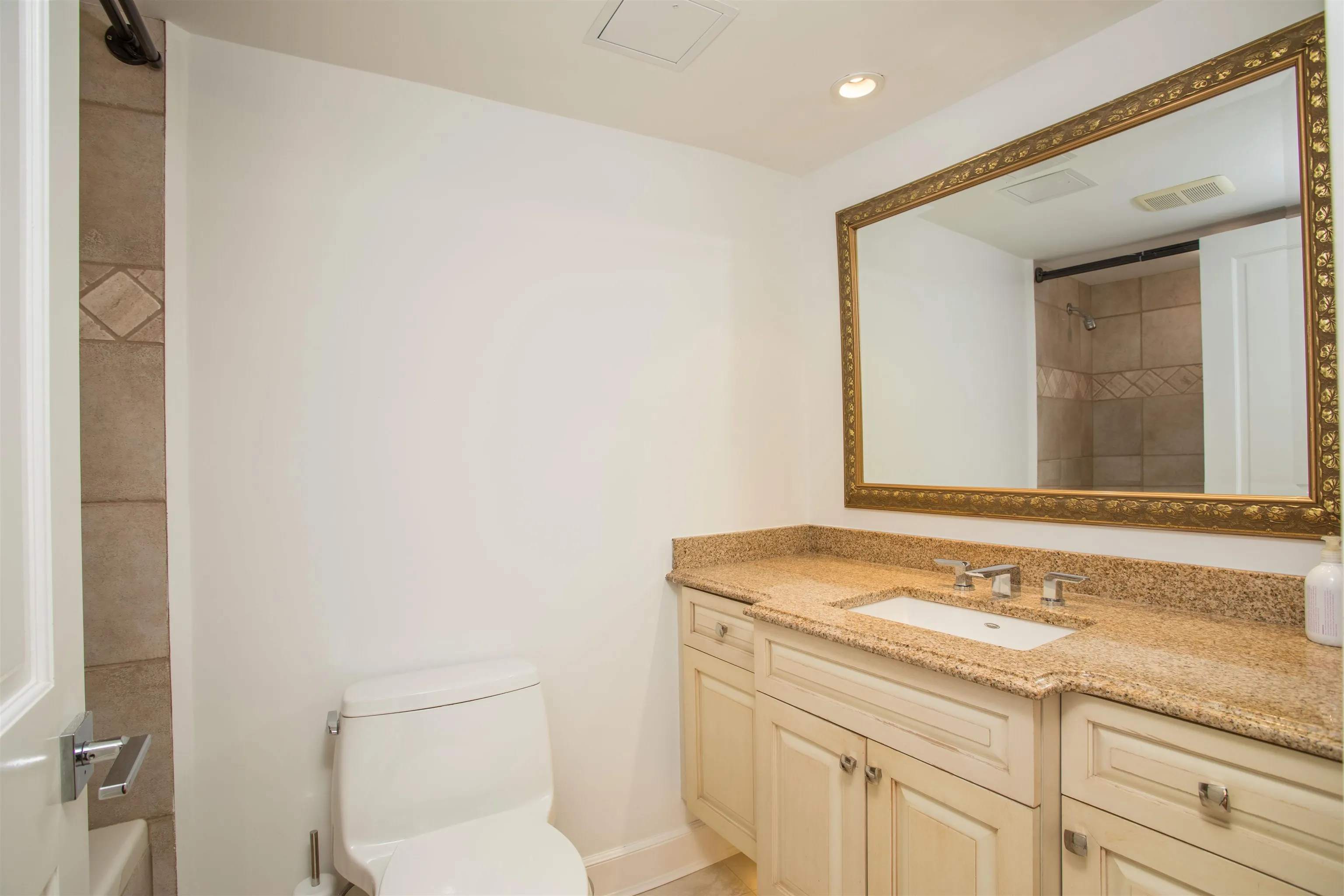 902 2135 Argyle Avenue