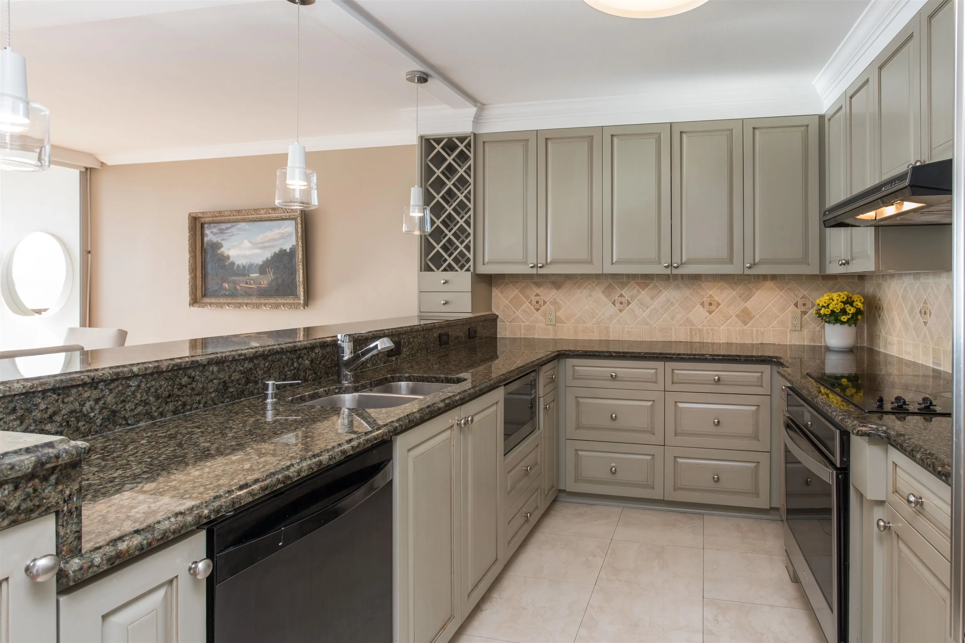 902 2135 Argyle Avenue