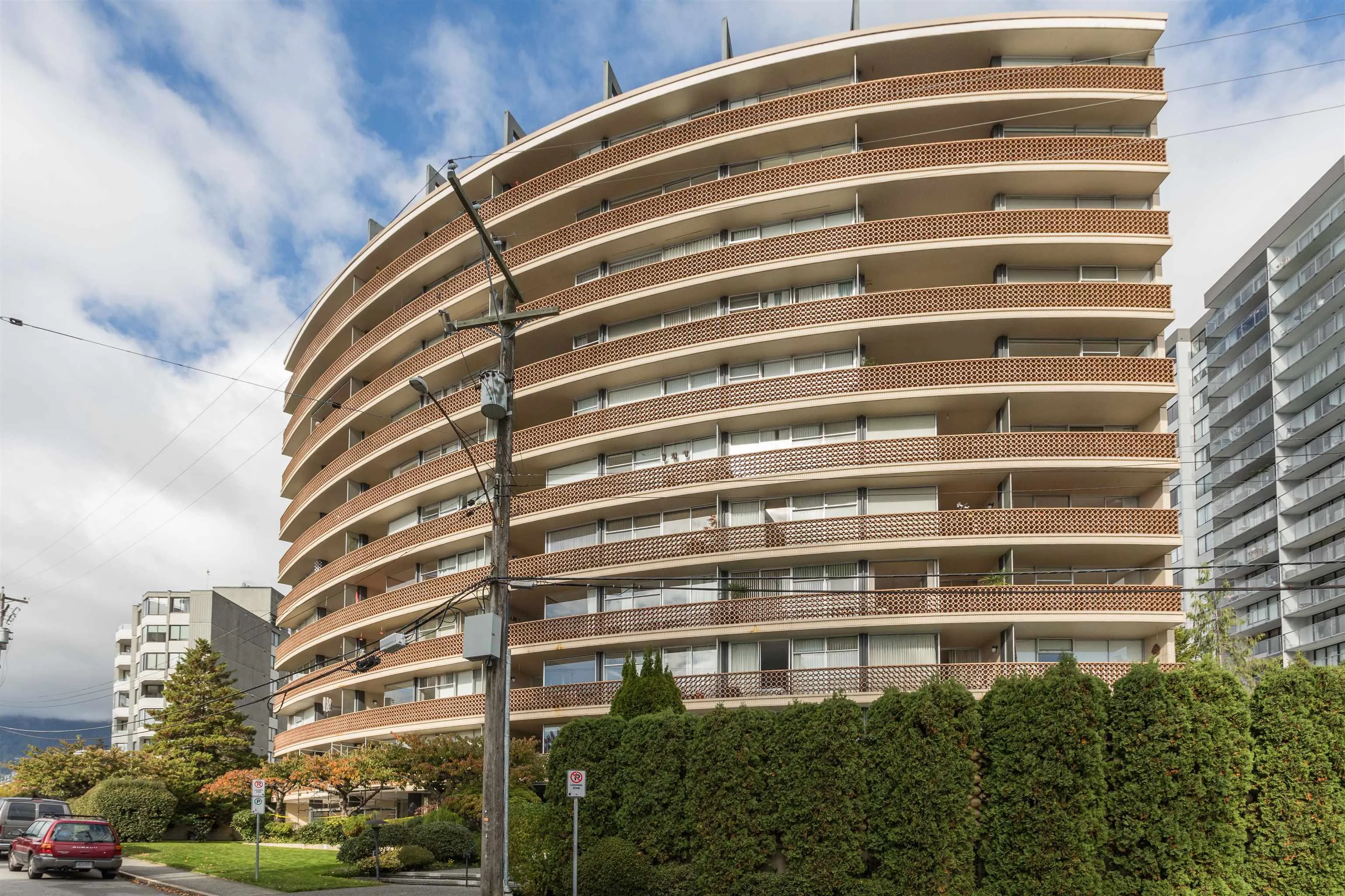 902 2135 Argyle Avenue