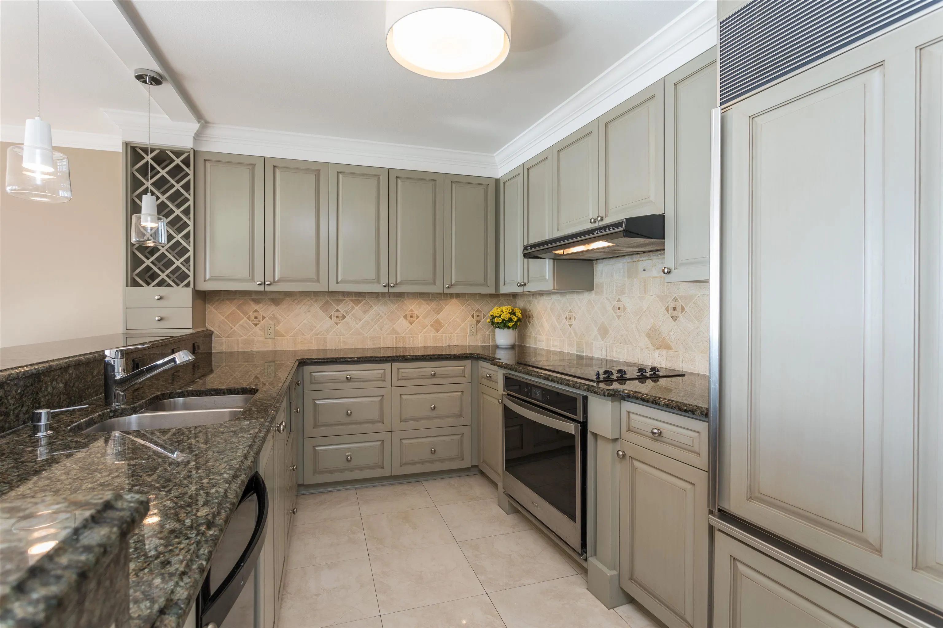 902 2135 Argyle Avenue