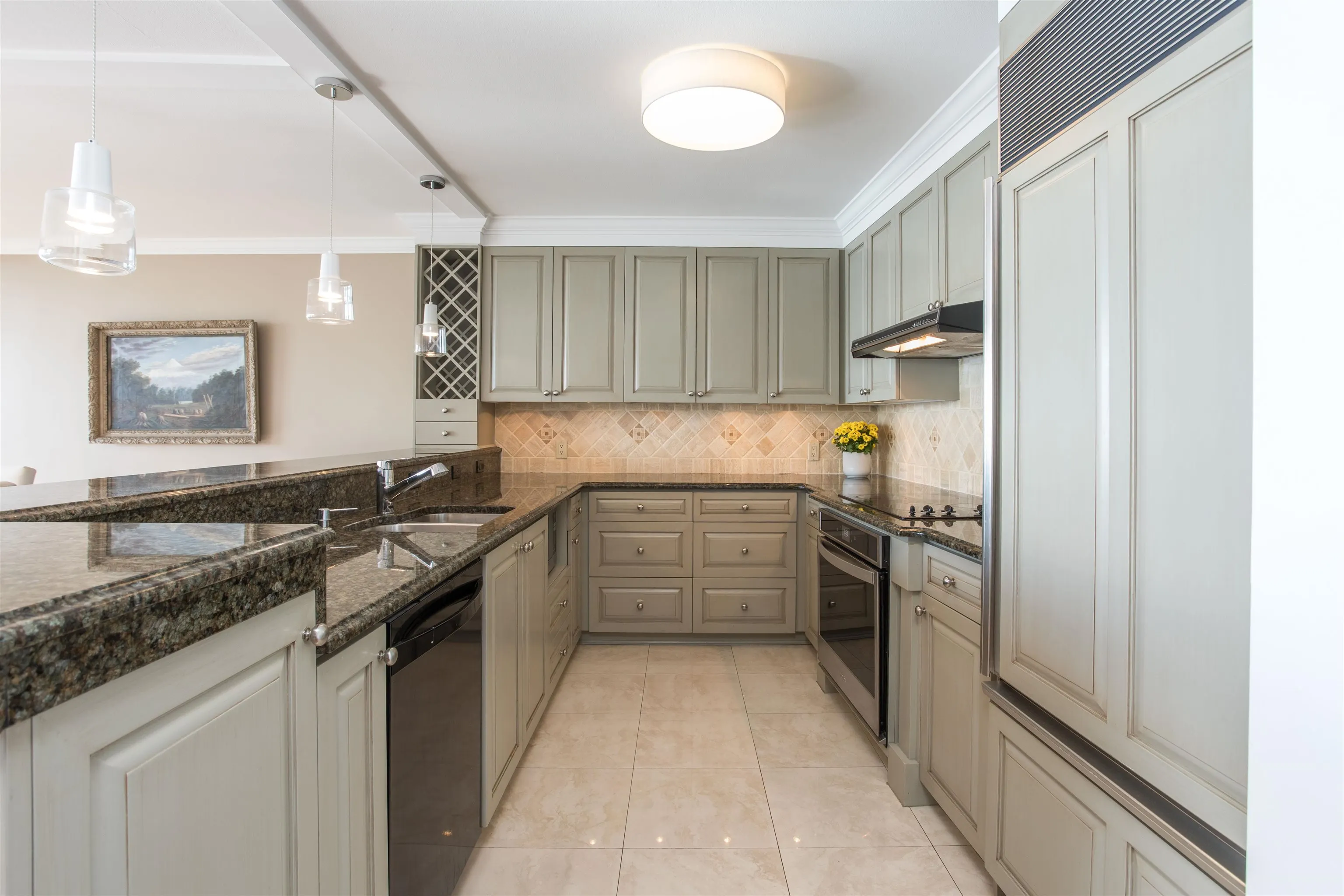 902 2135 Argyle Avenue