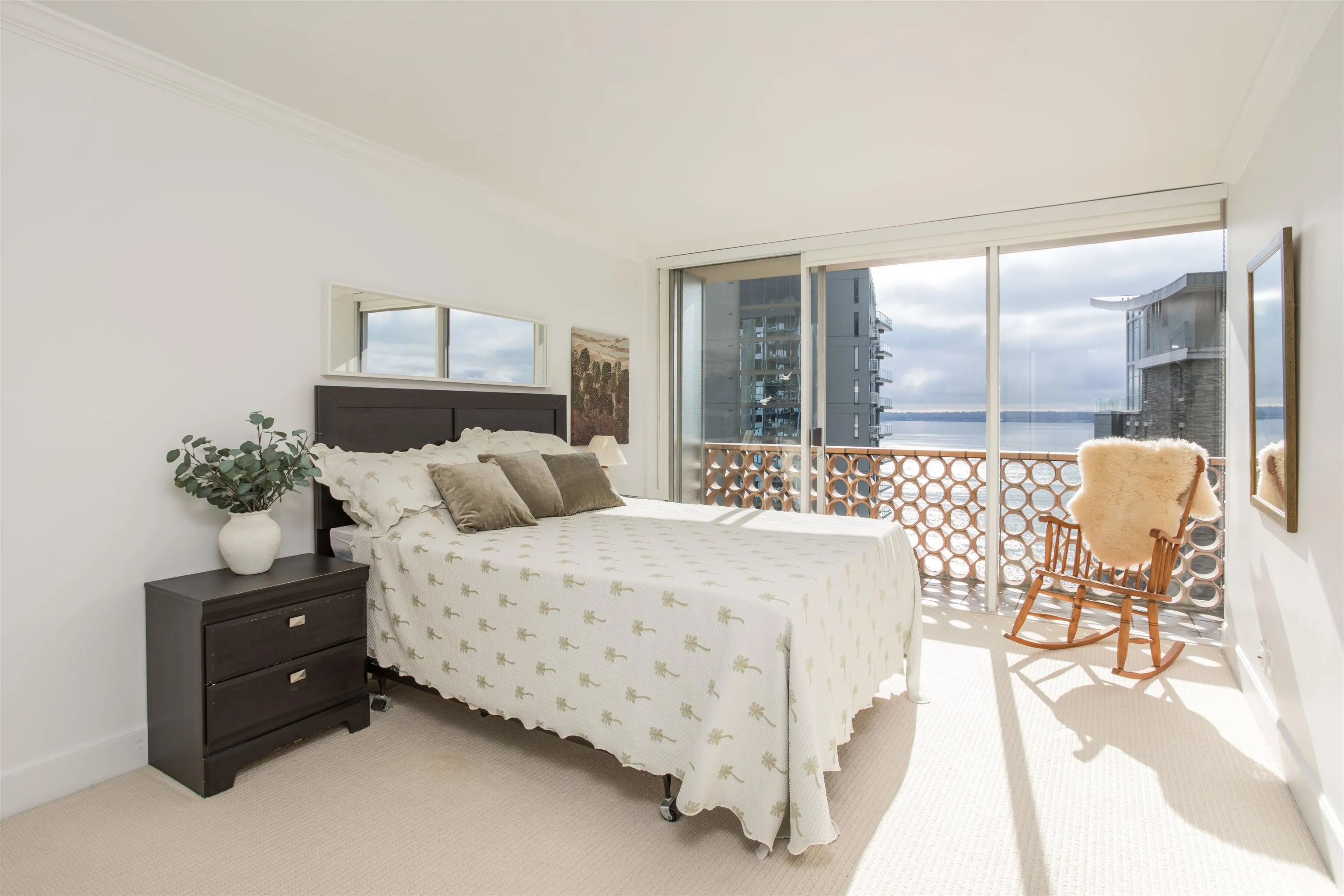 902 2135 Argyle Avenue