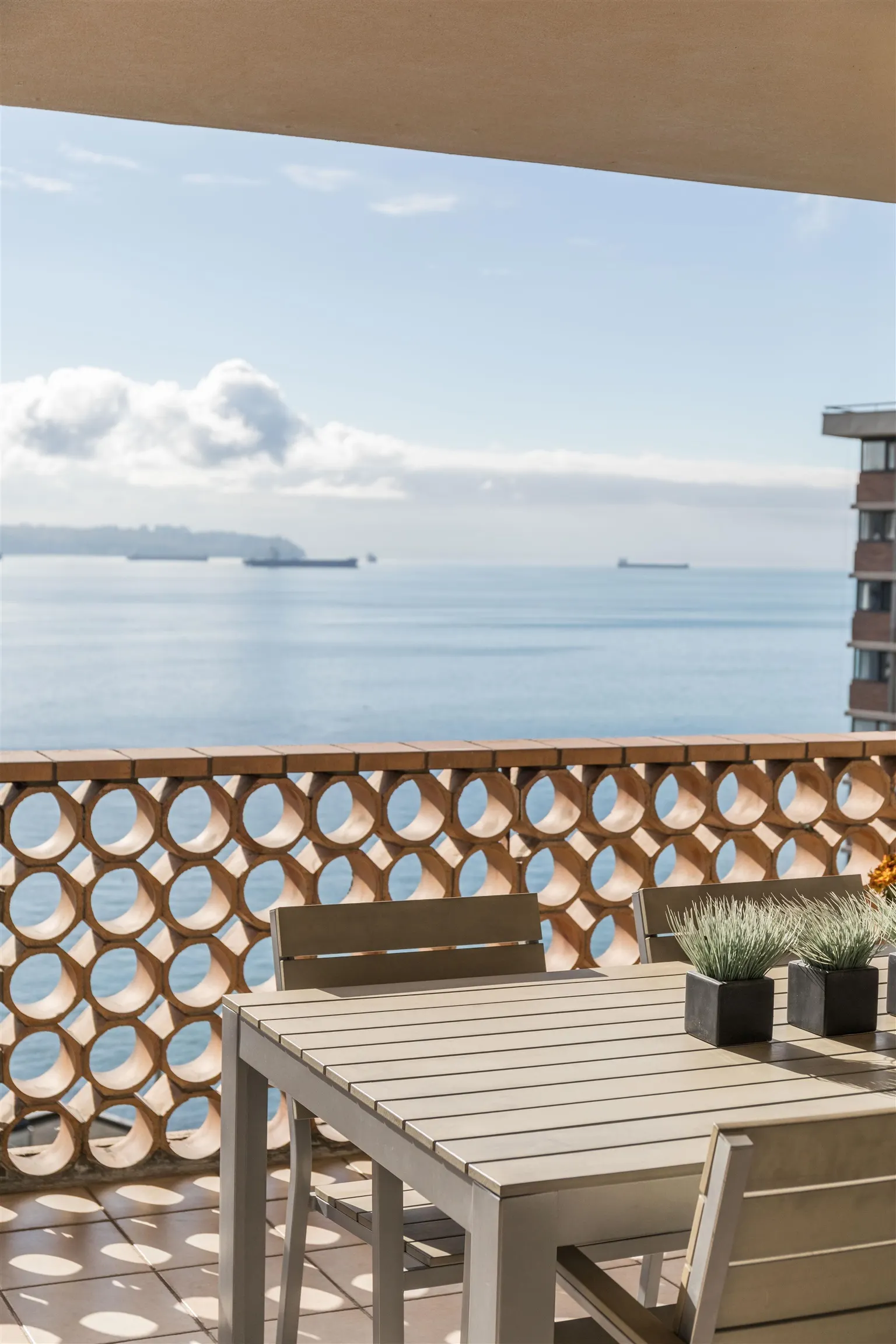 902 2135 Argyle Avenue