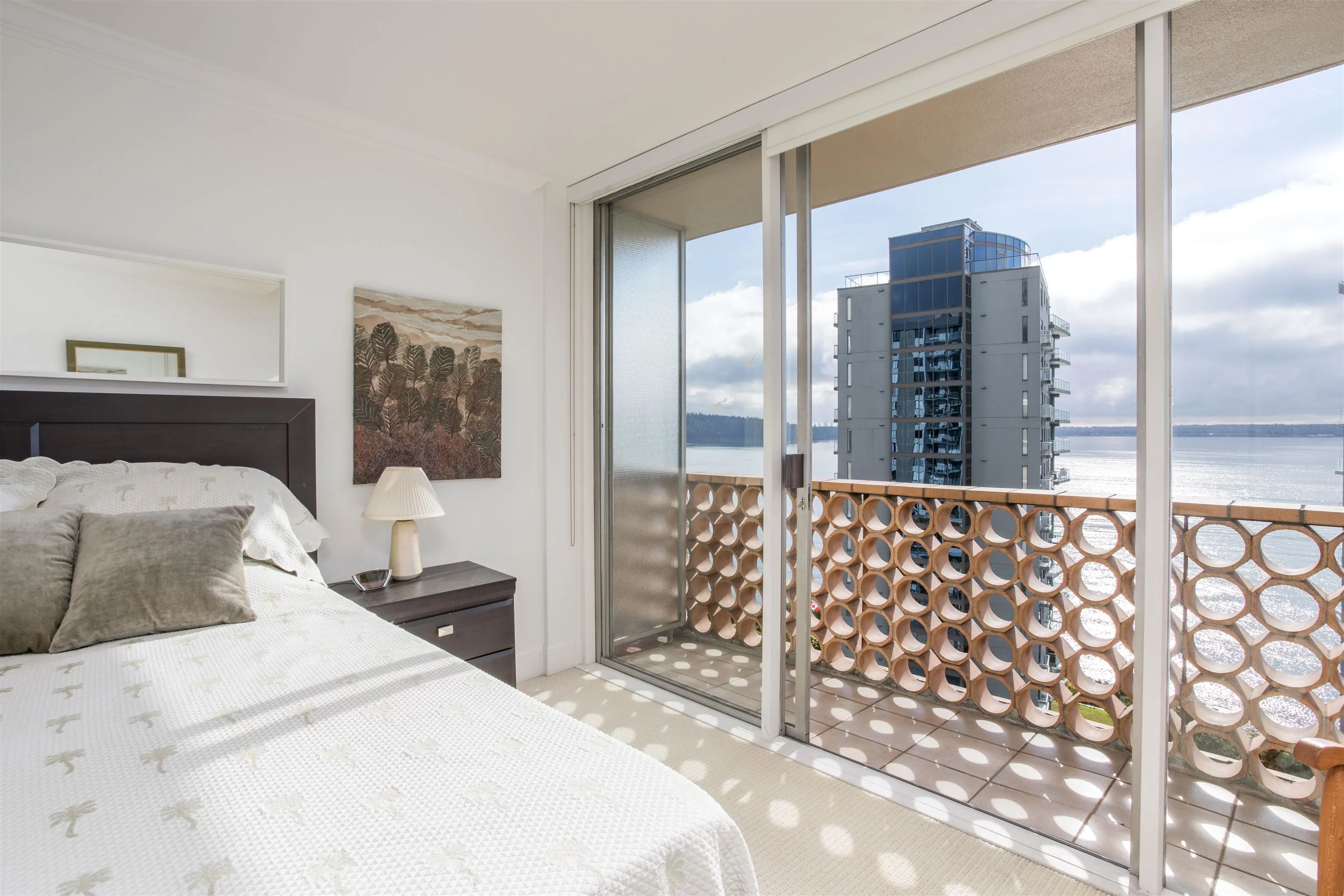 902 2135 Argyle Avenue