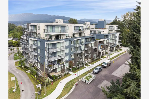 410 2002 St. George Street