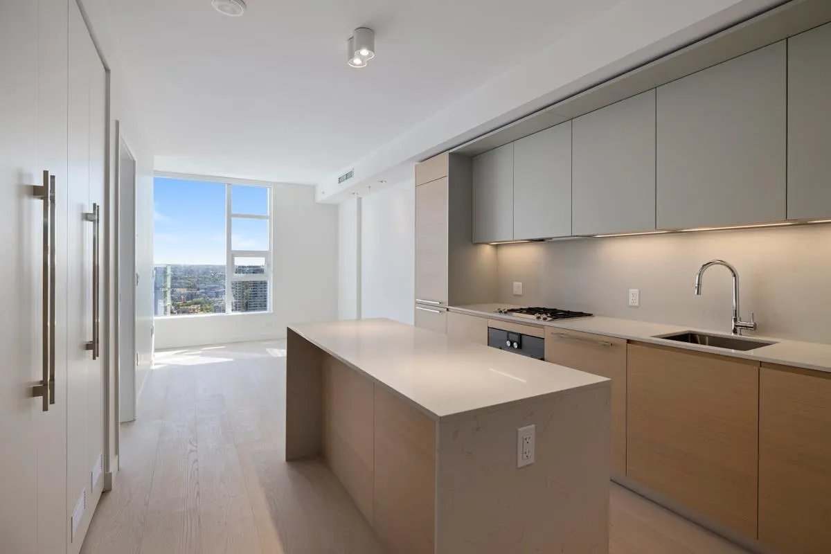 4307 1289 Hornby Street