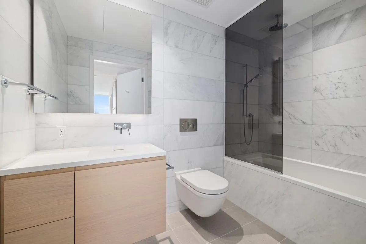 4307 1289 Hornby Street