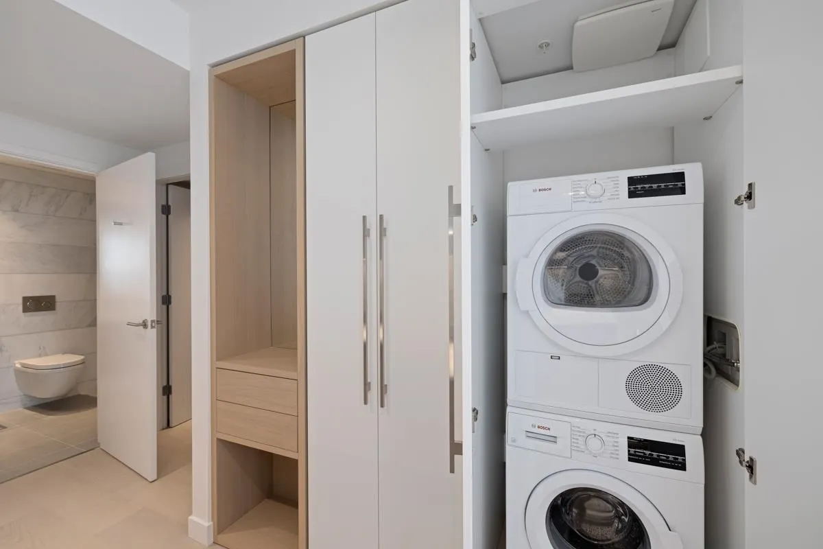 4307 1289 Hornby Street