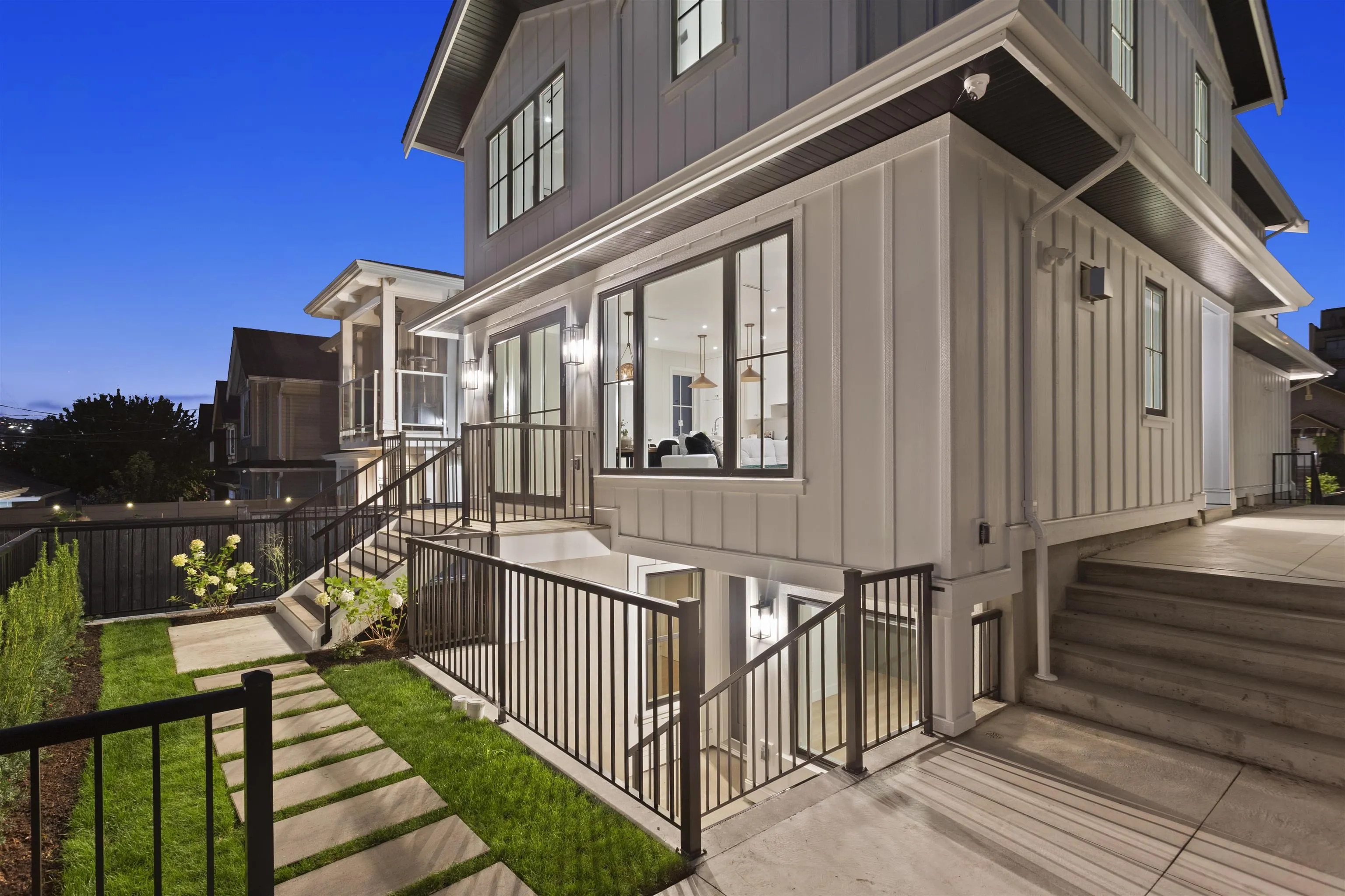 2 4315 Albert Street