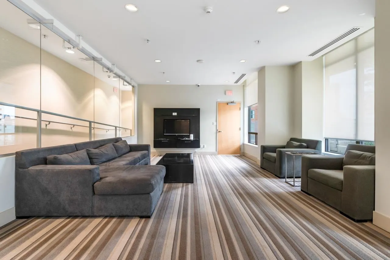 3105 1028 Barclay Street