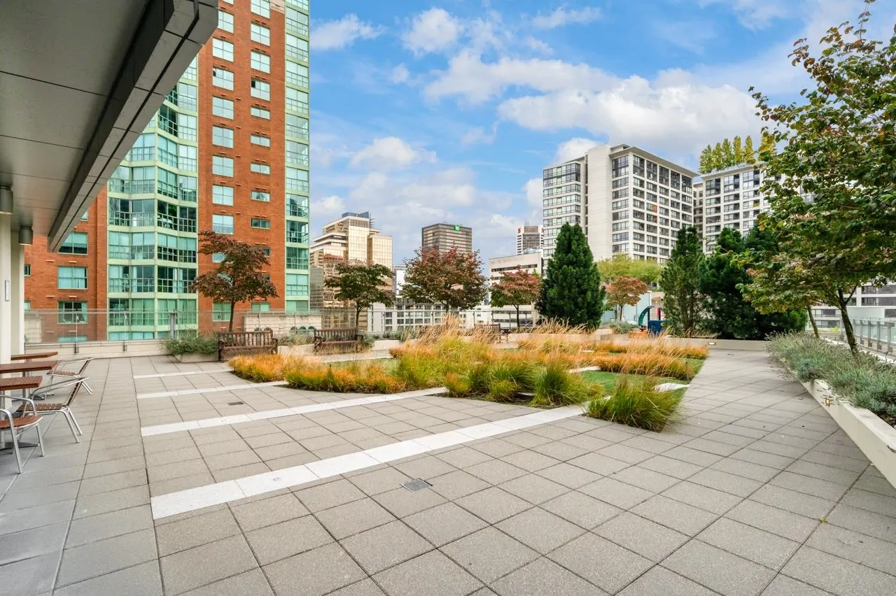 3105 1028 Barclay Street