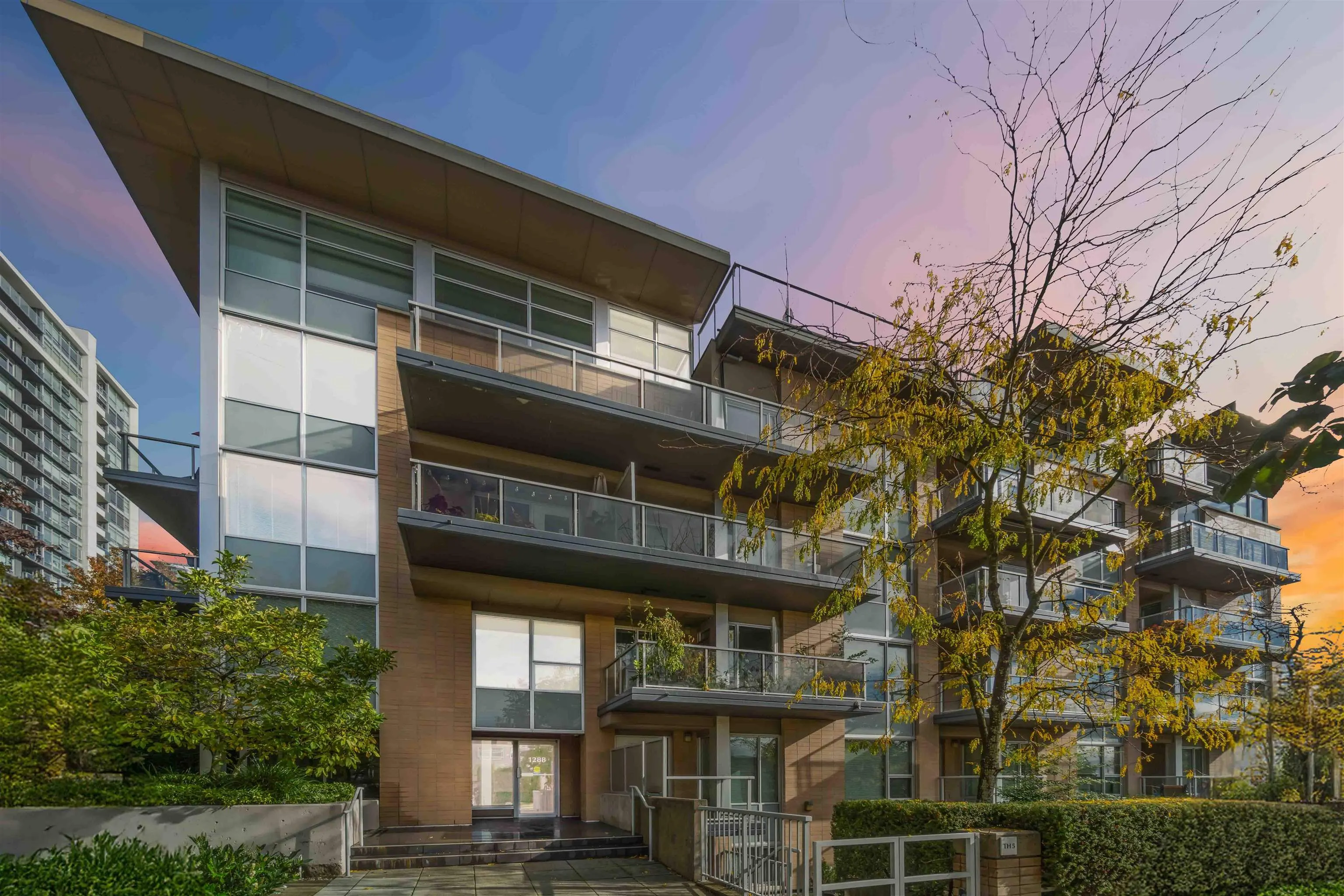 PH4 1288 Chesterfield Avenue