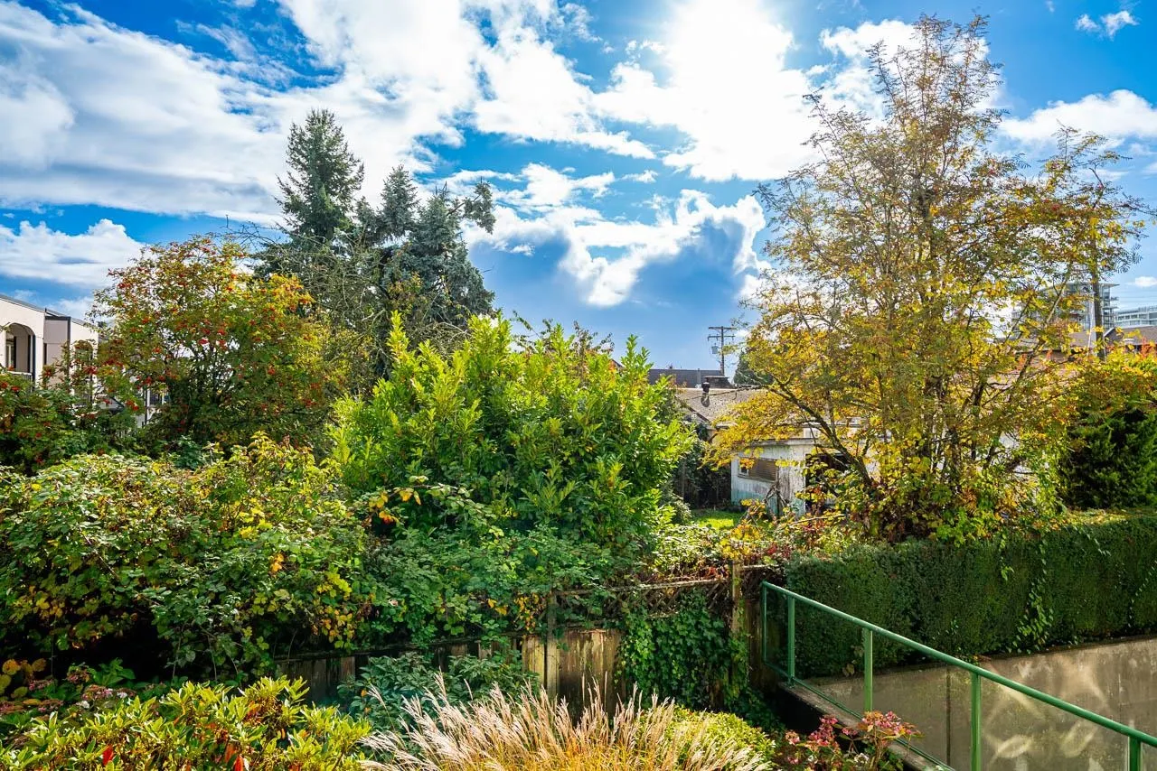 205 1576 Merklin Street