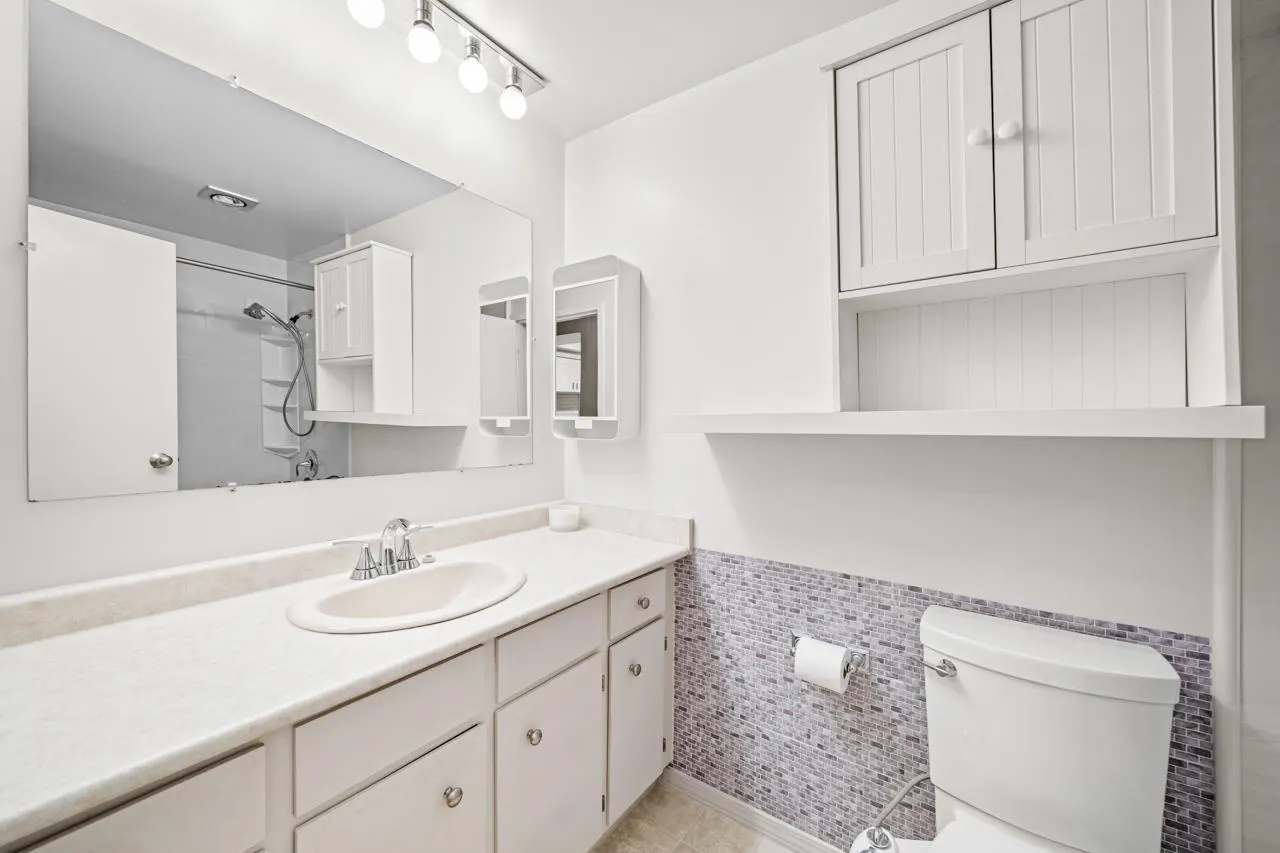 202 410 Agnes Street