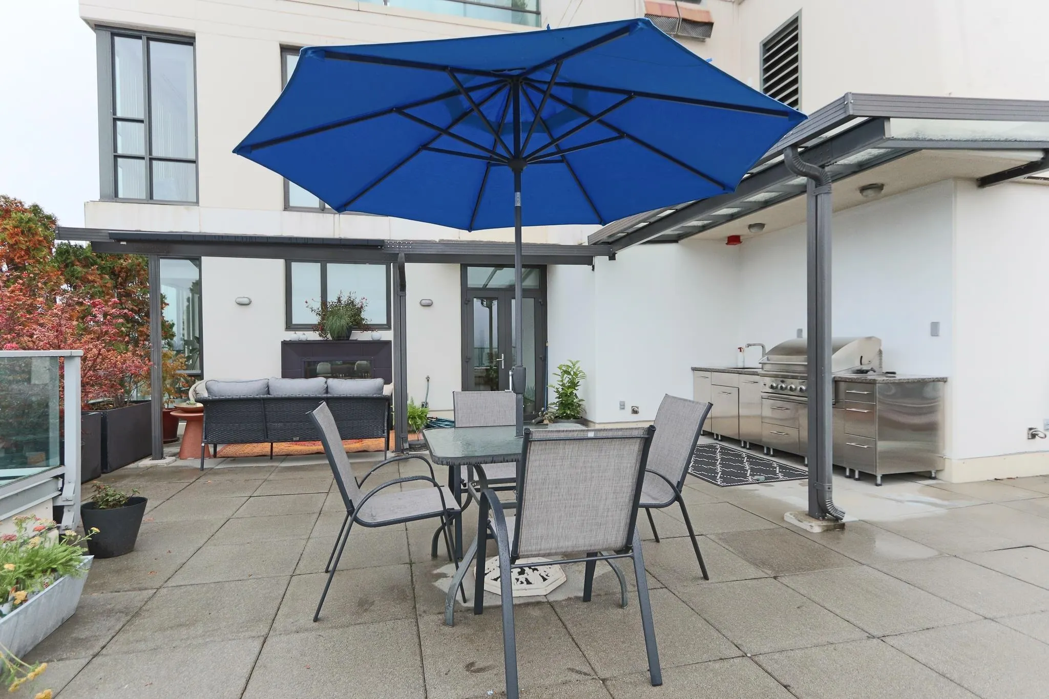 2202 2200 Douglas Road