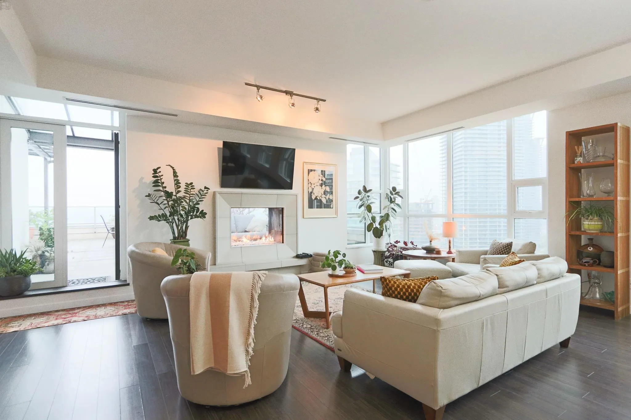 2202 2200 Douglas Road