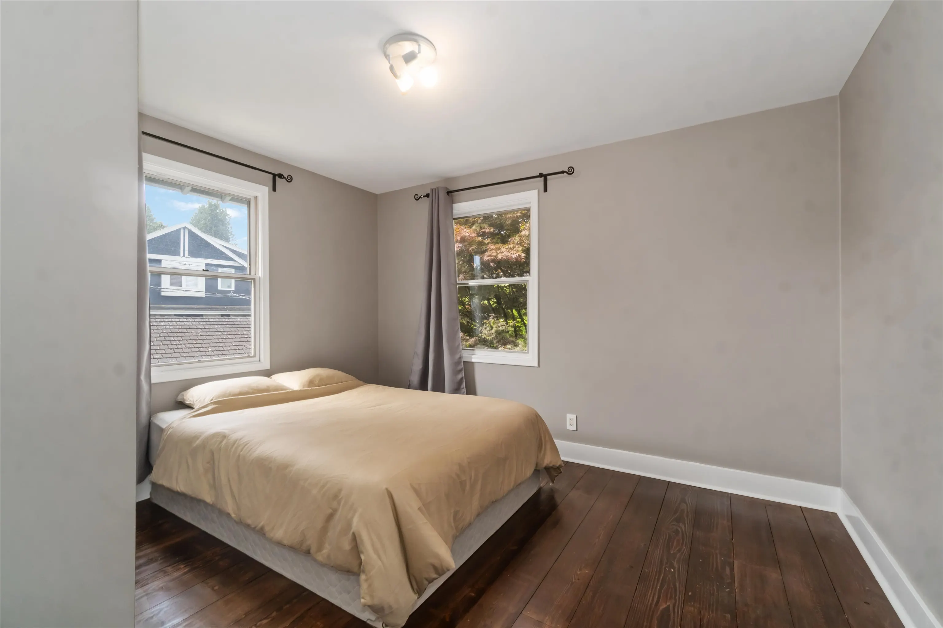 1120 Devonshire Crescent