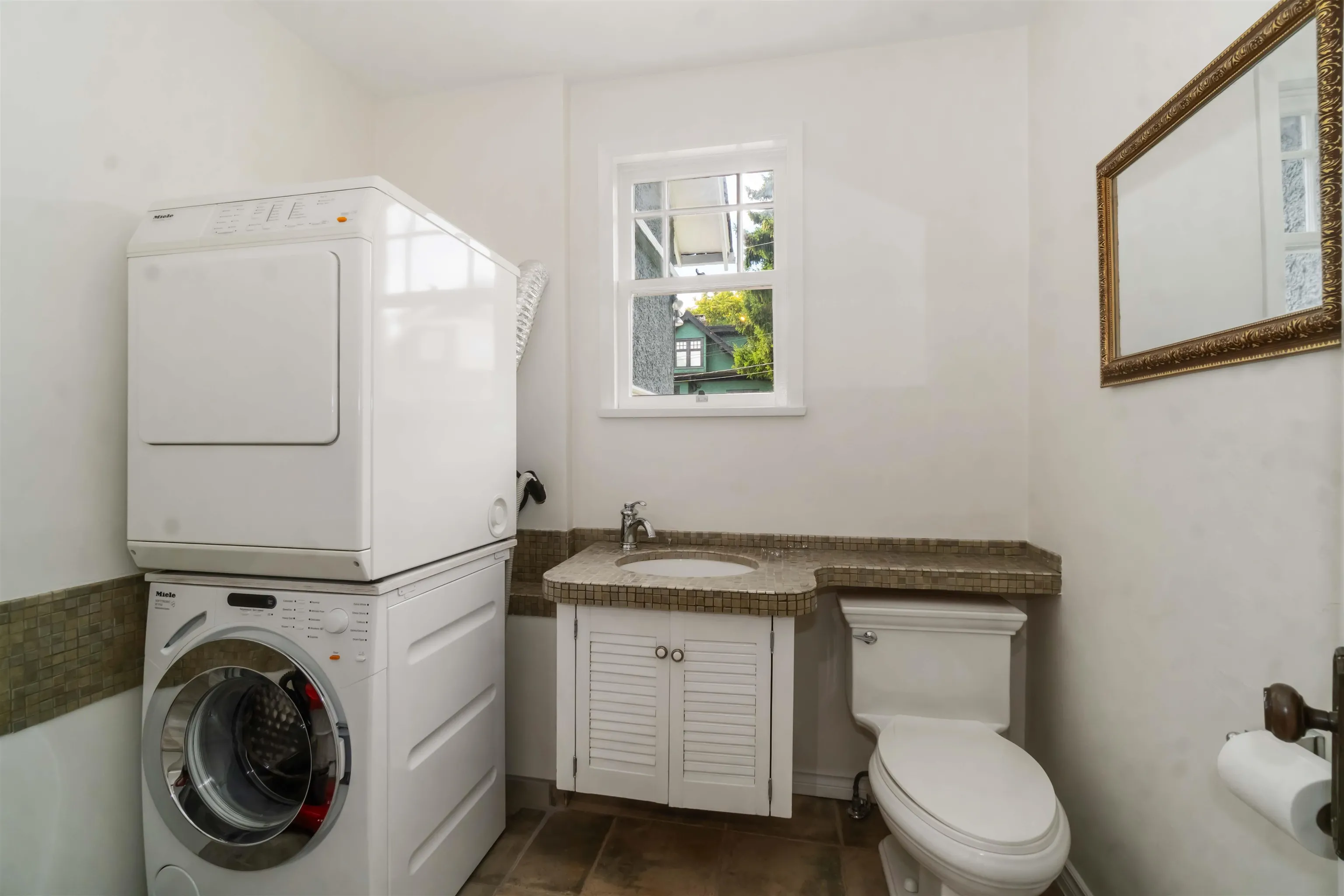 1120 Devonshire Crescent