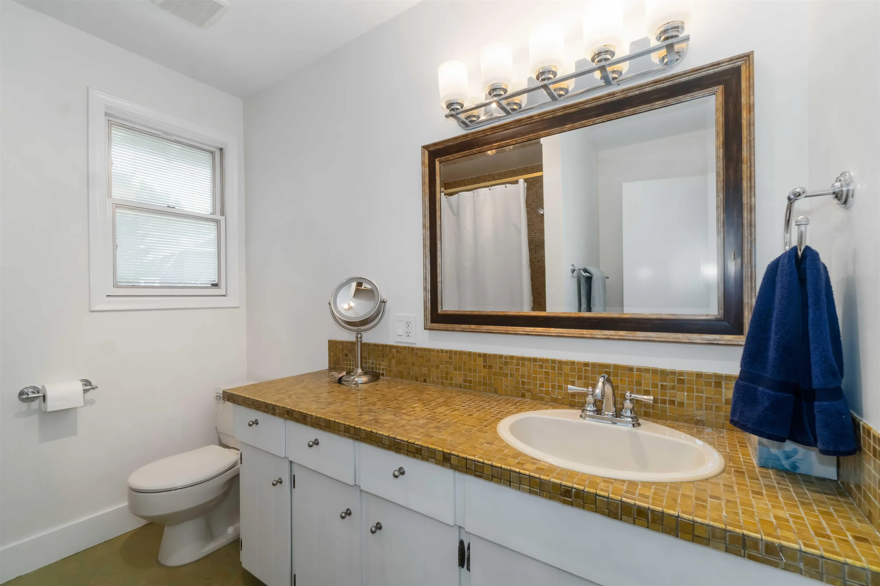 1120 Devonshire Crescent