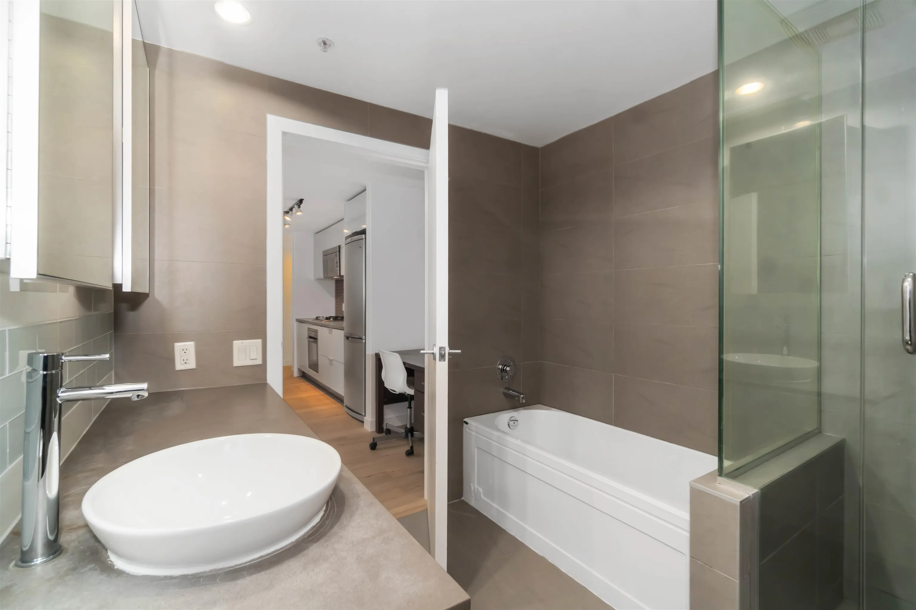 2803 108 W Cordova Street