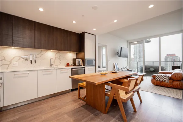 1701 567 Clarke Road