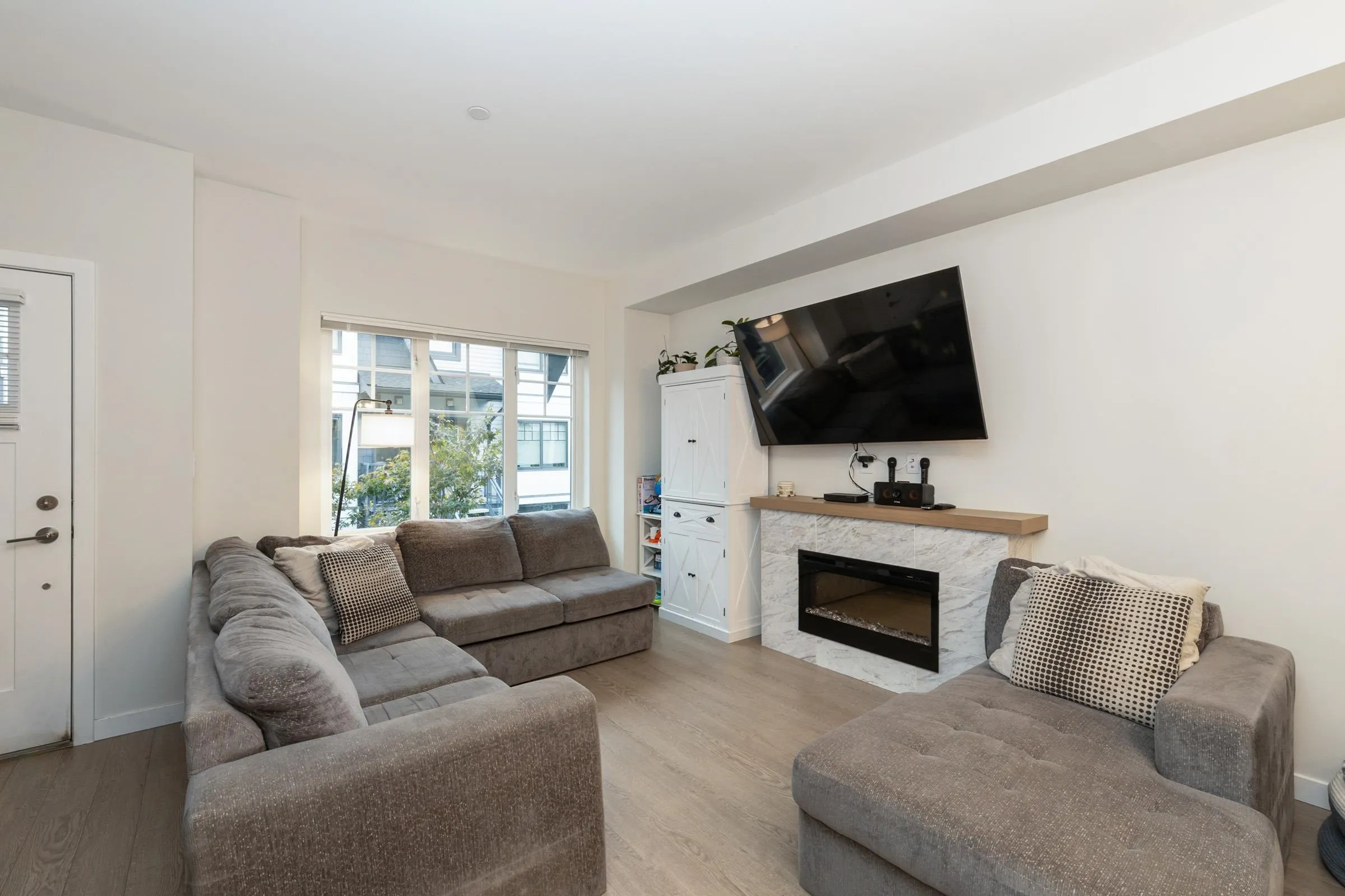 159 19451 Sutton Avenue