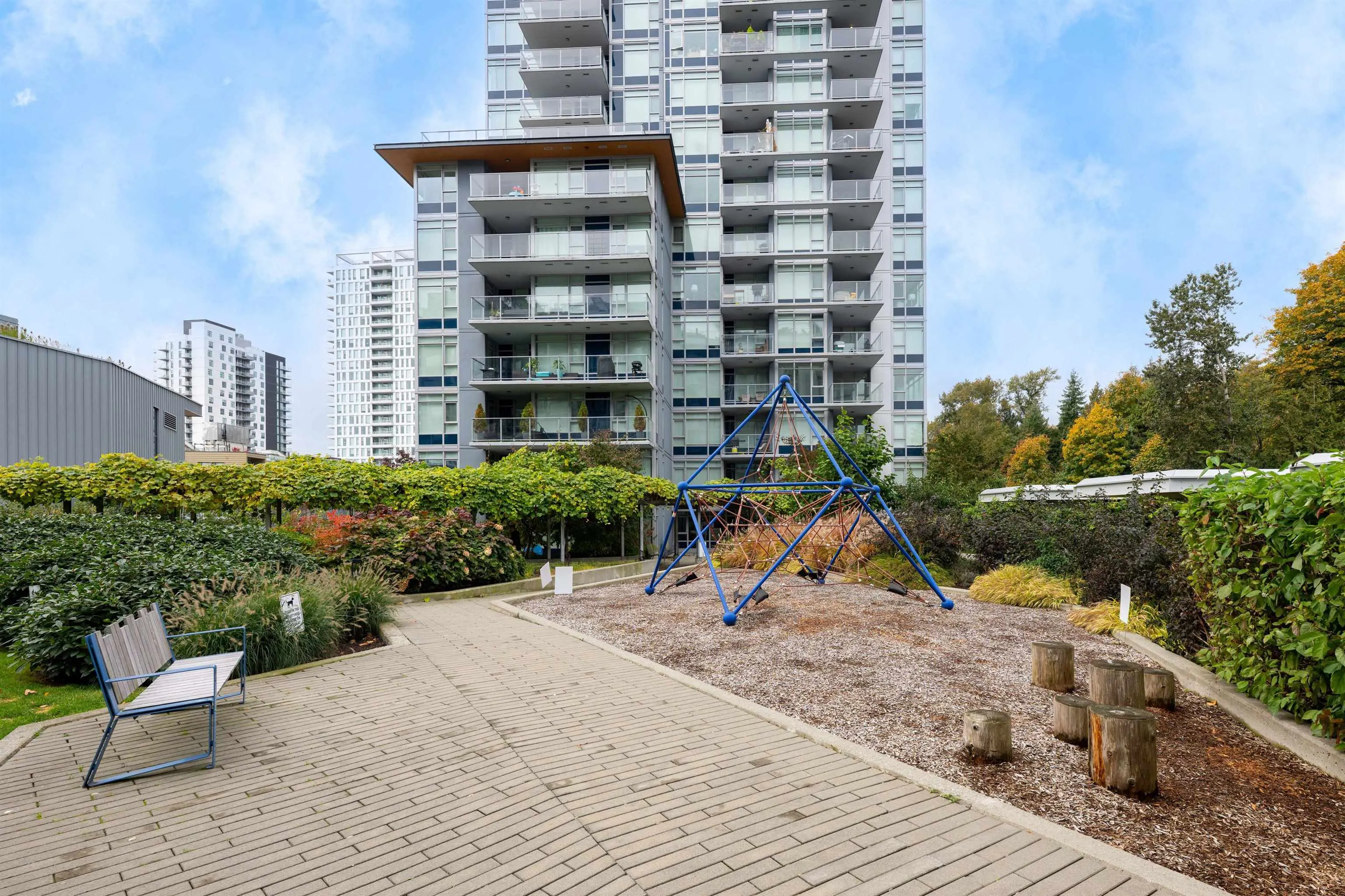 906 3557 Sawmill Crescent