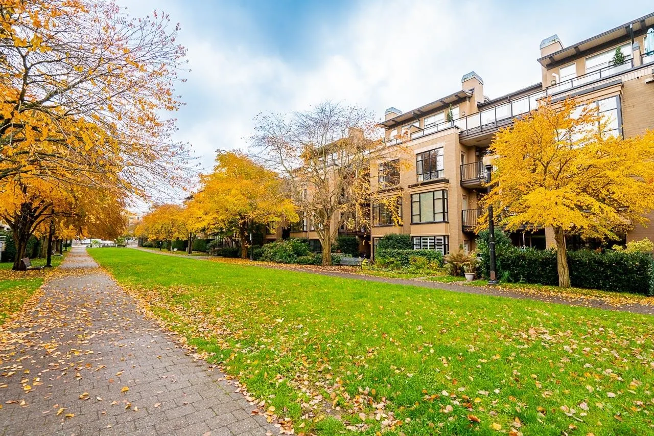 402 2175 Salal Drive