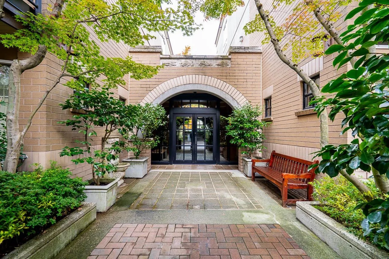 402 2175 Salal Drive