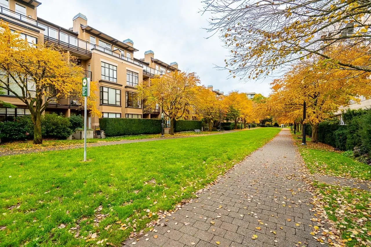 402 2175 Salal Drive