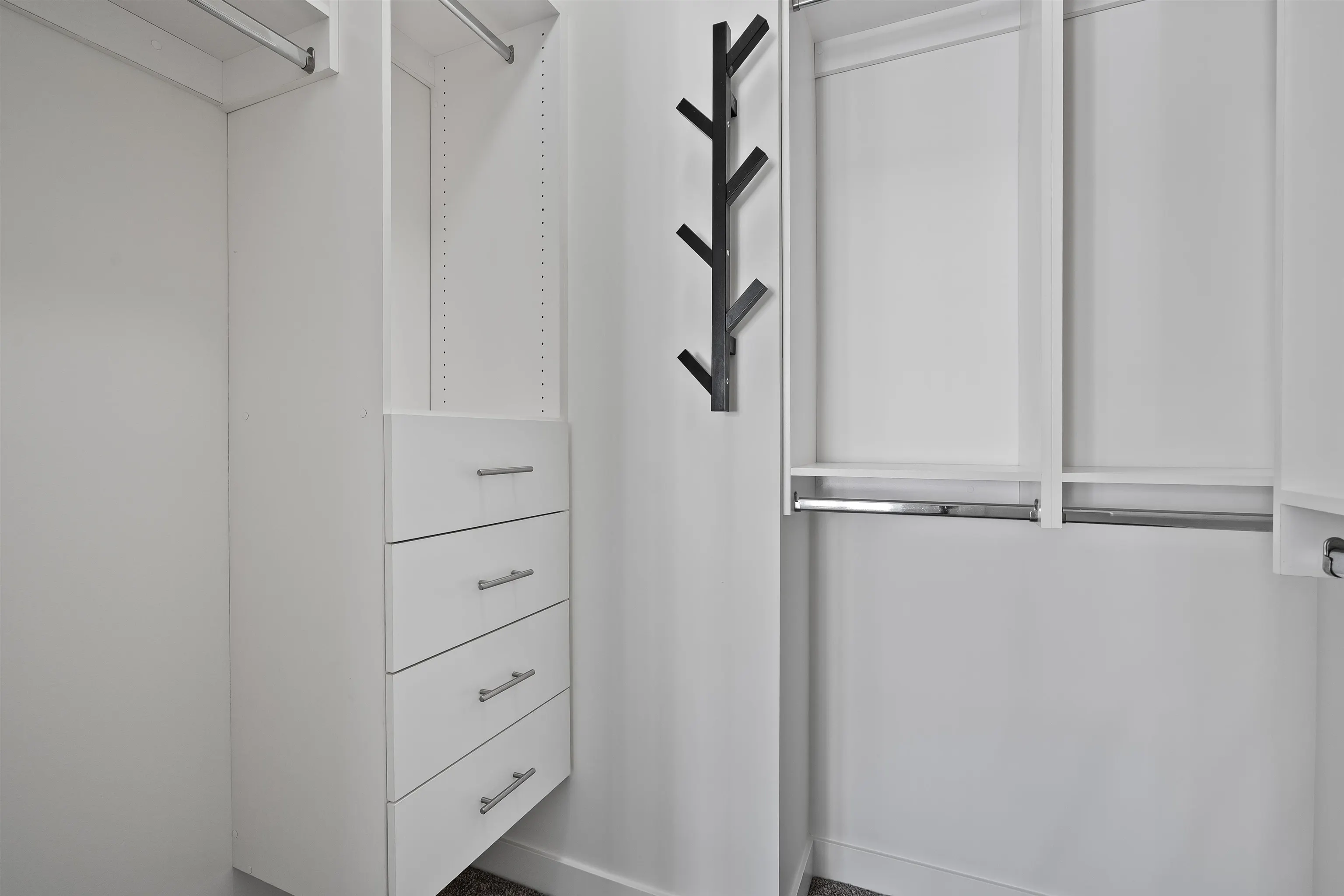 301 553 Foster Avenue