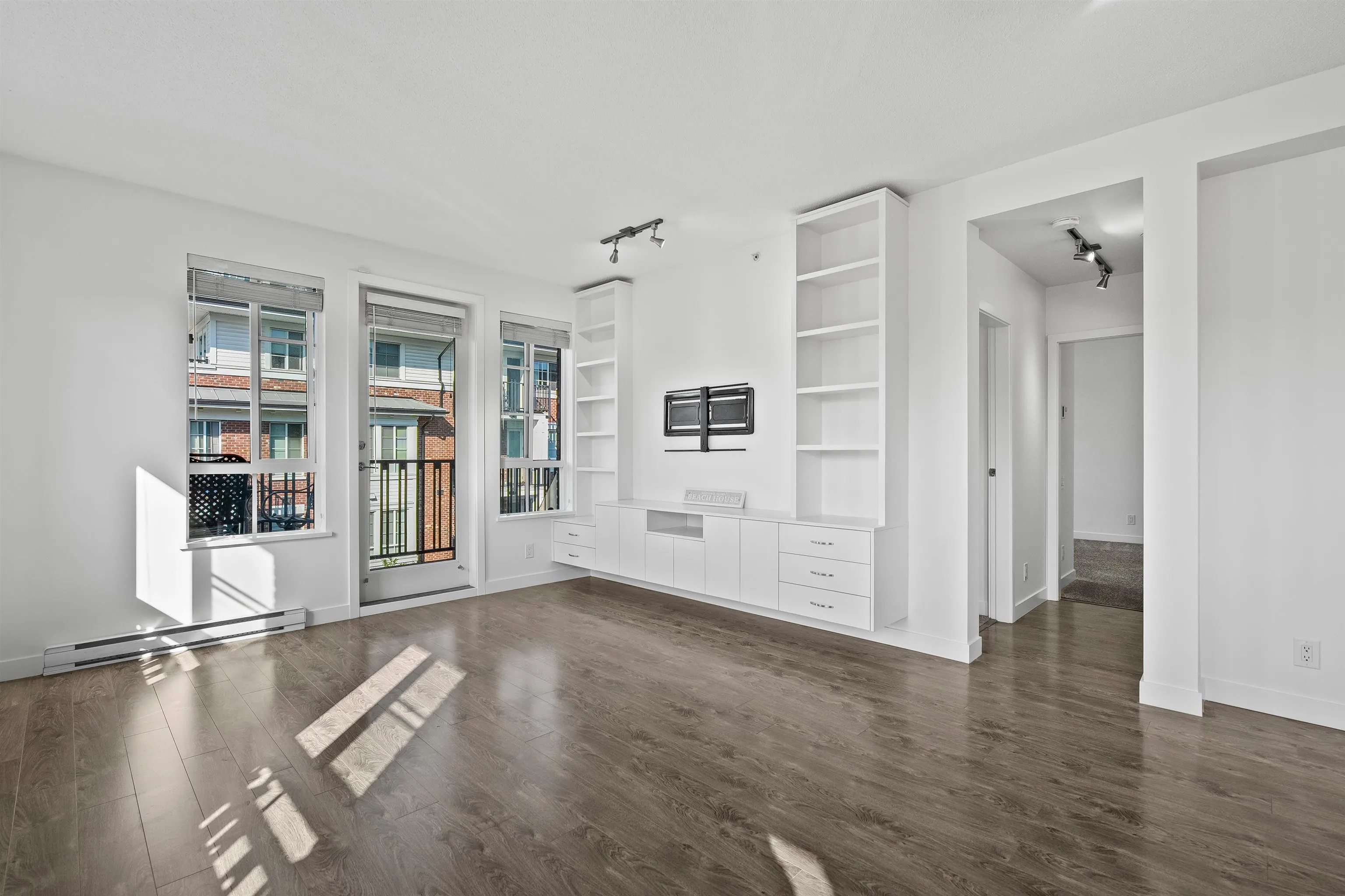 301 553 Foster Avenue