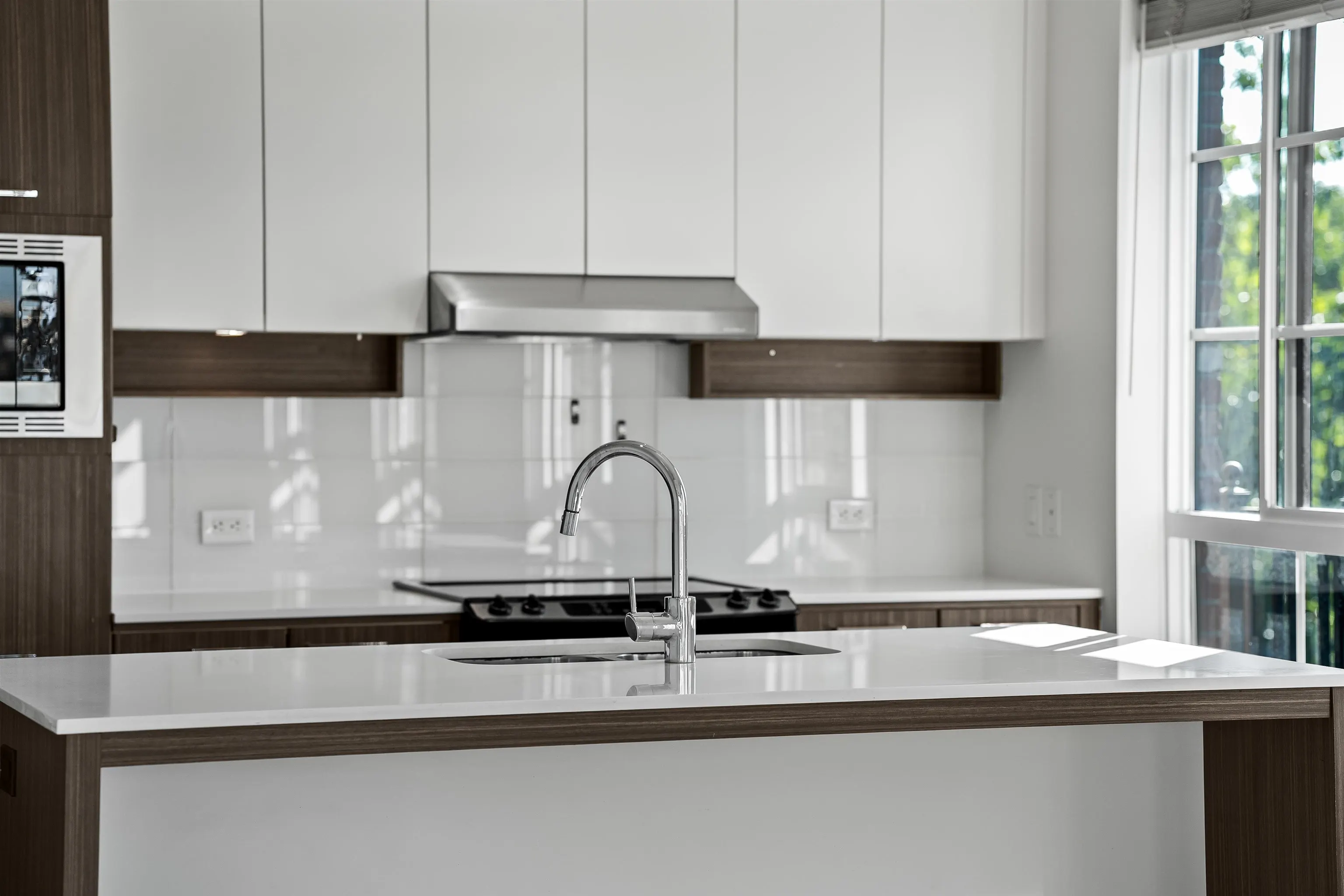 301 553 Foster Avenue