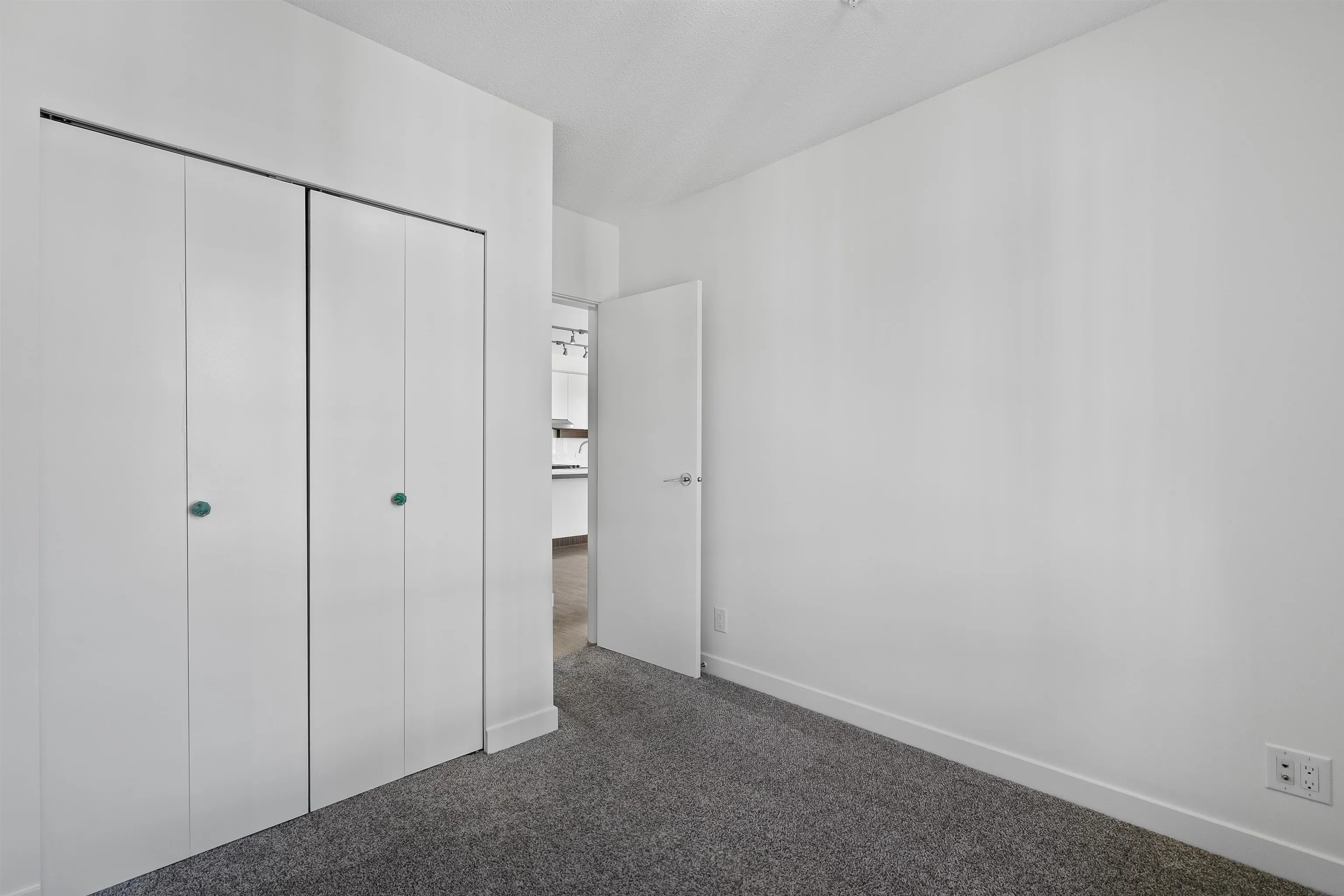 301 553 Foster Avenue