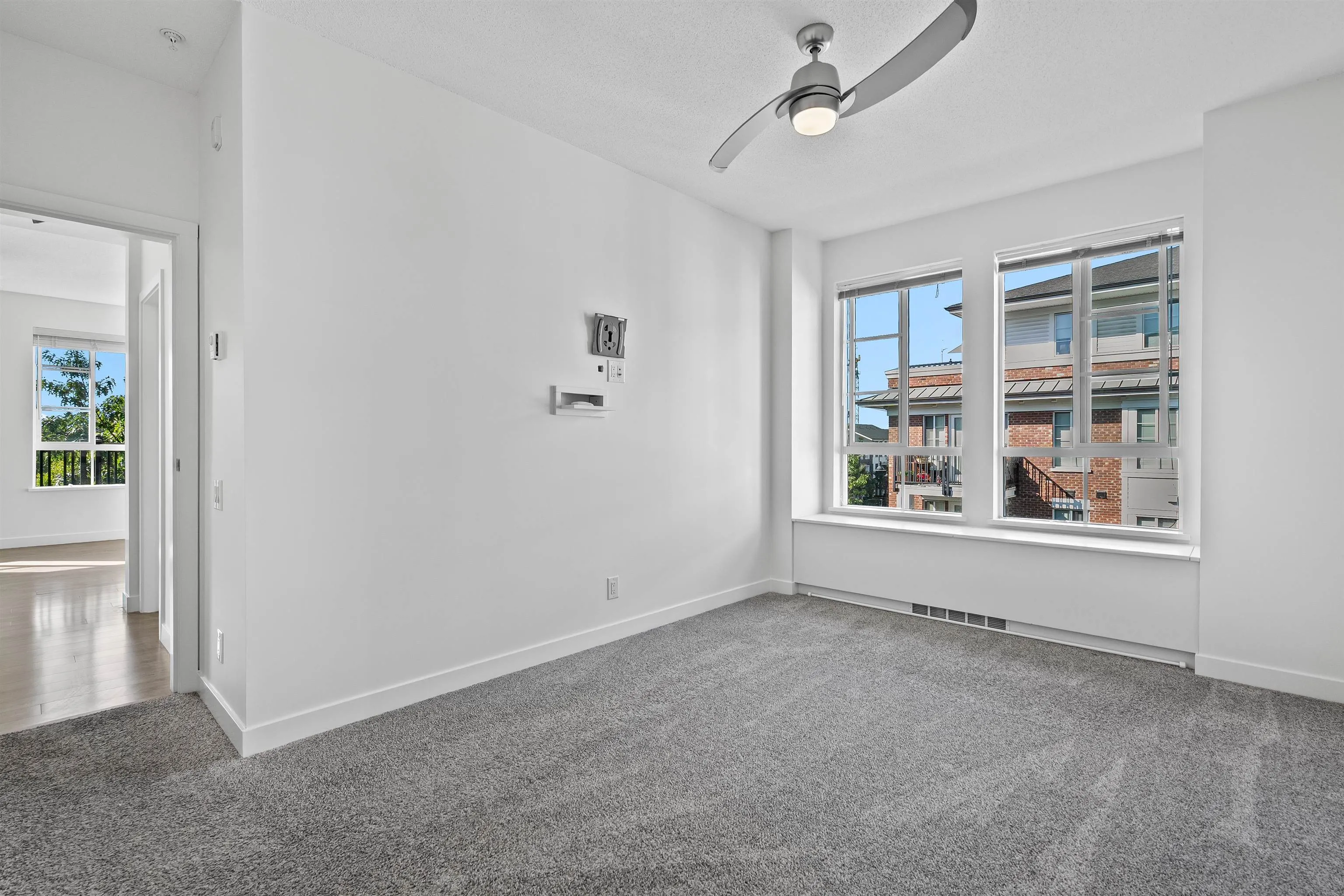 301 553 Foster Avenue