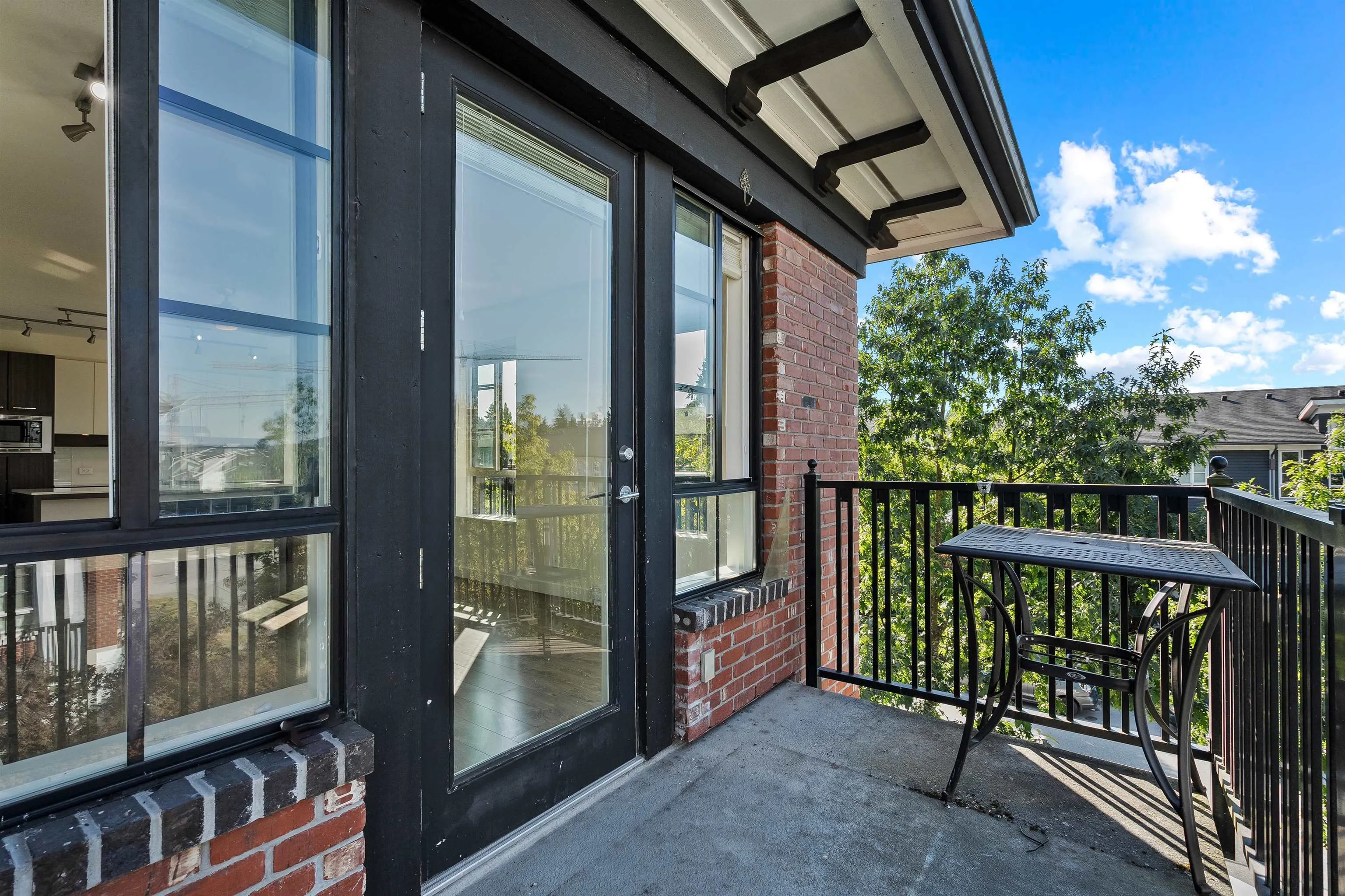 301 553 Foster Avenue