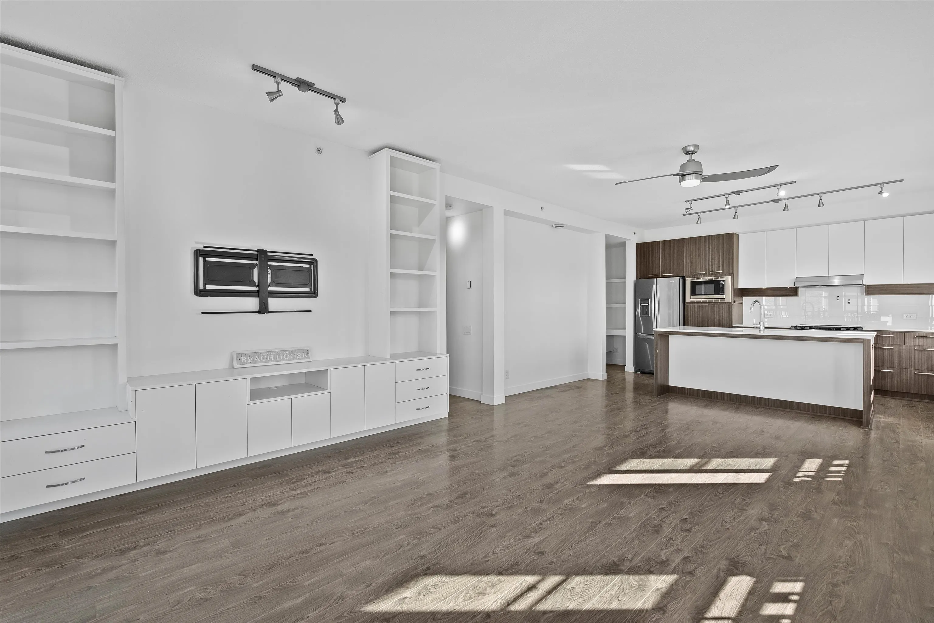 301 553 Foster Avenue