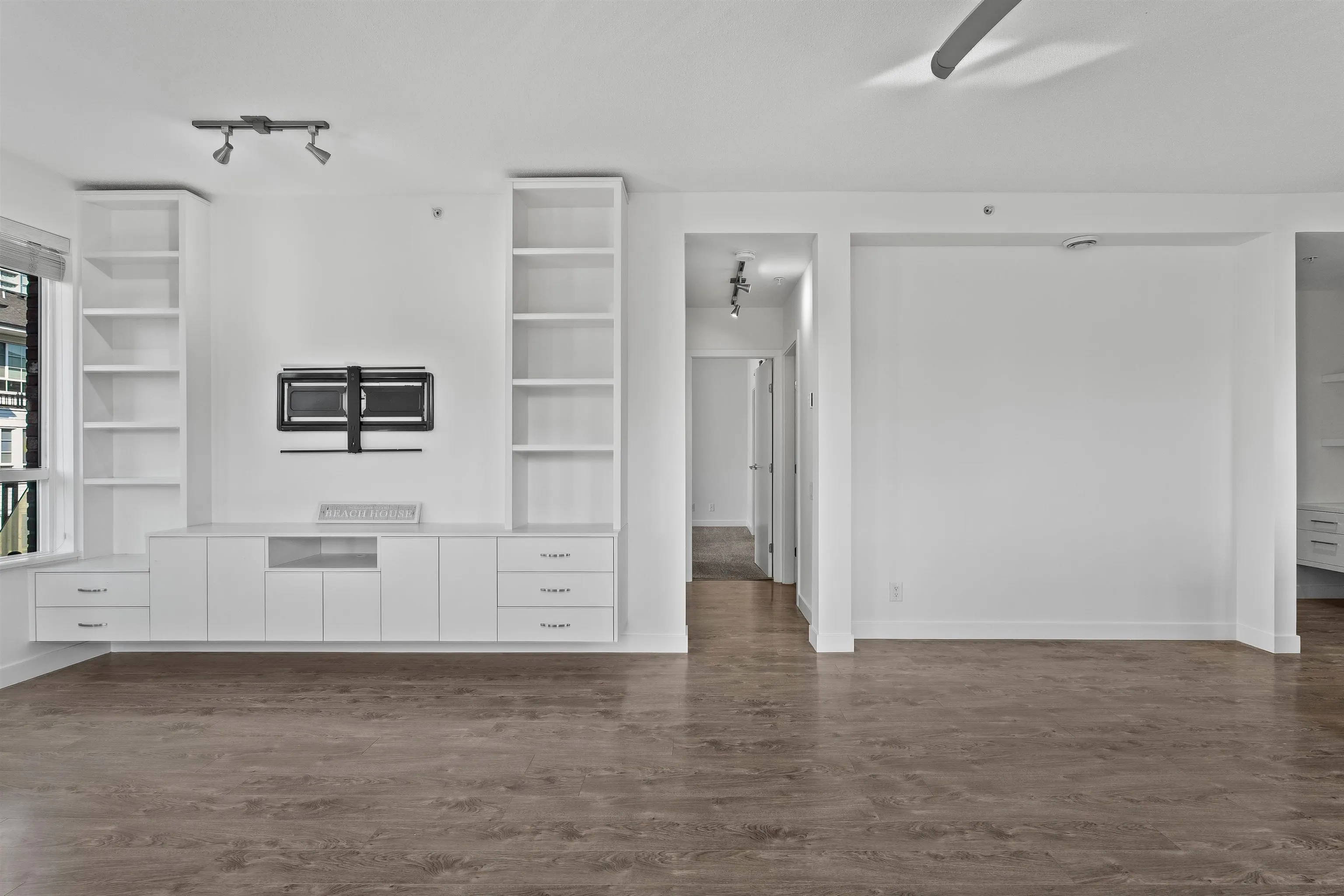 301 553 Foster Avenue