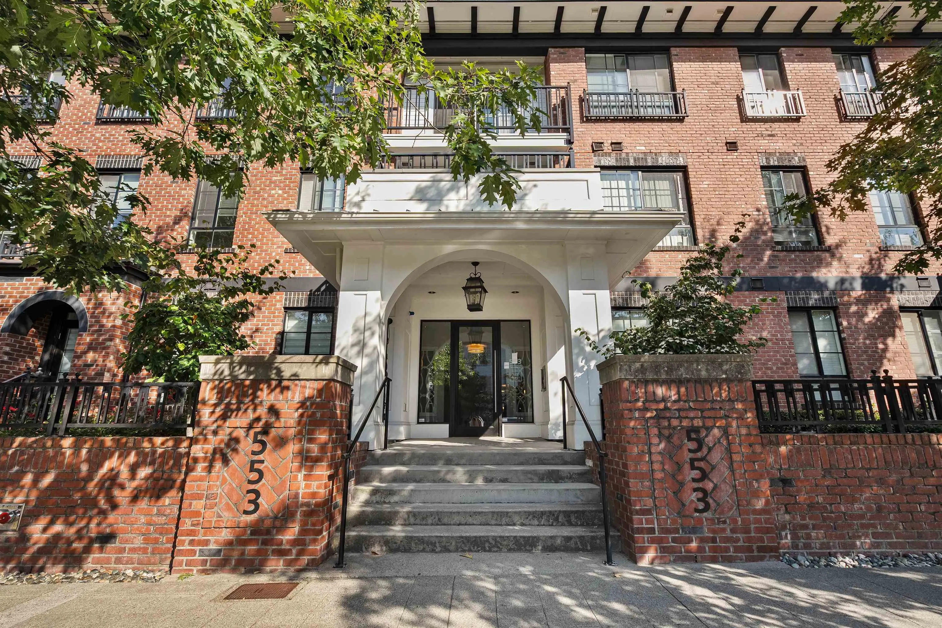 301 553 Foster Avenue