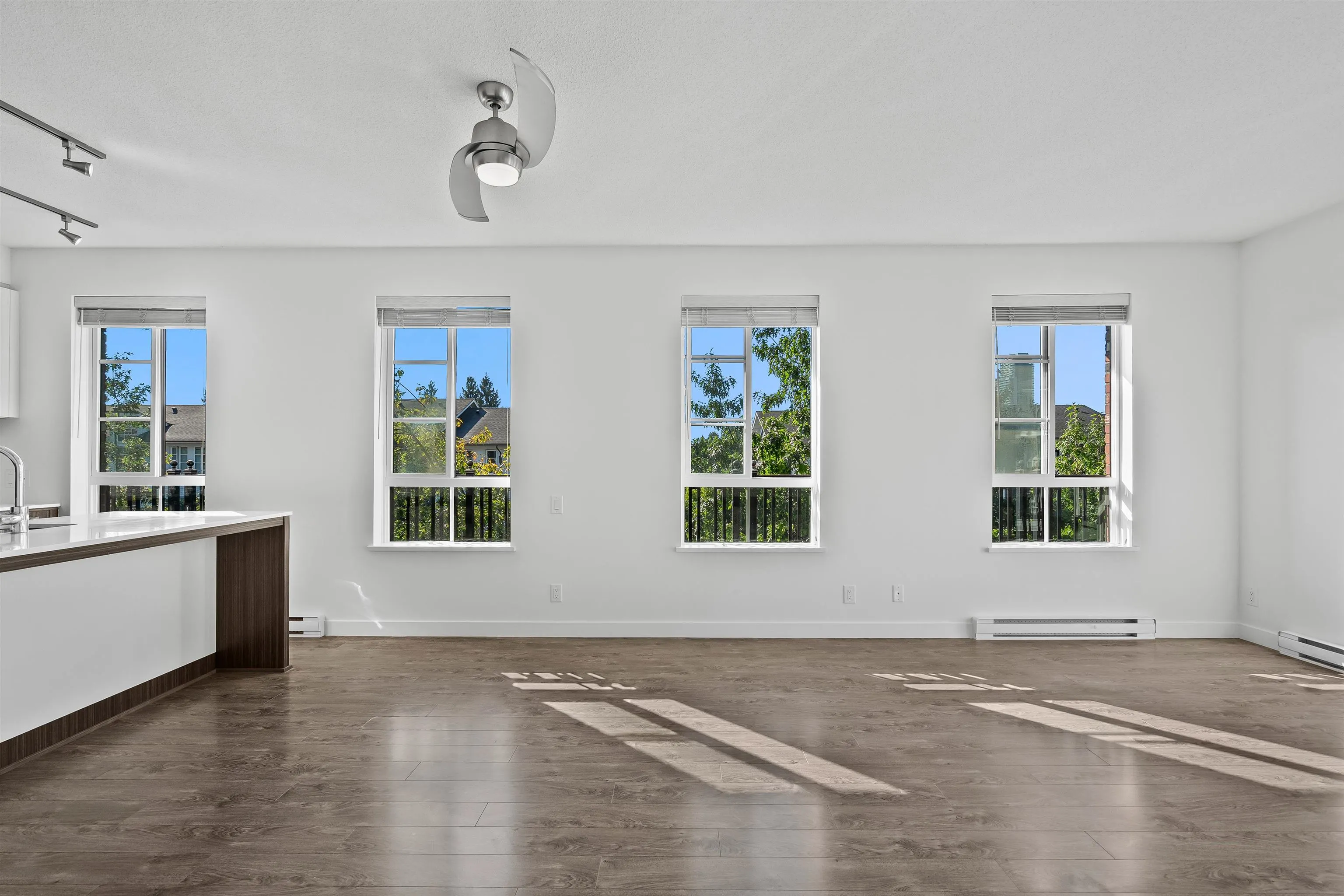 301 553 Foster Avenue