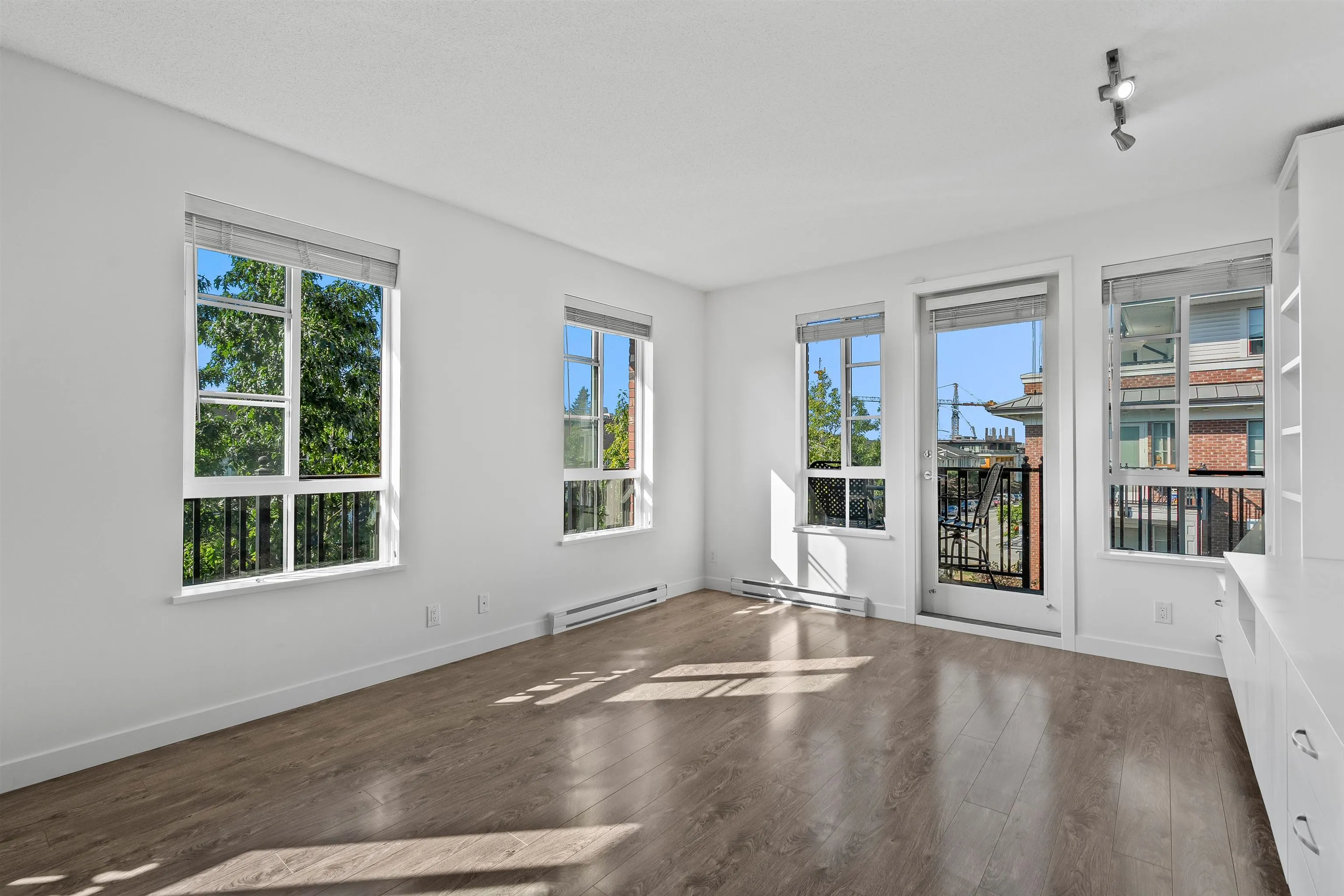 301 553 Foster Avenue