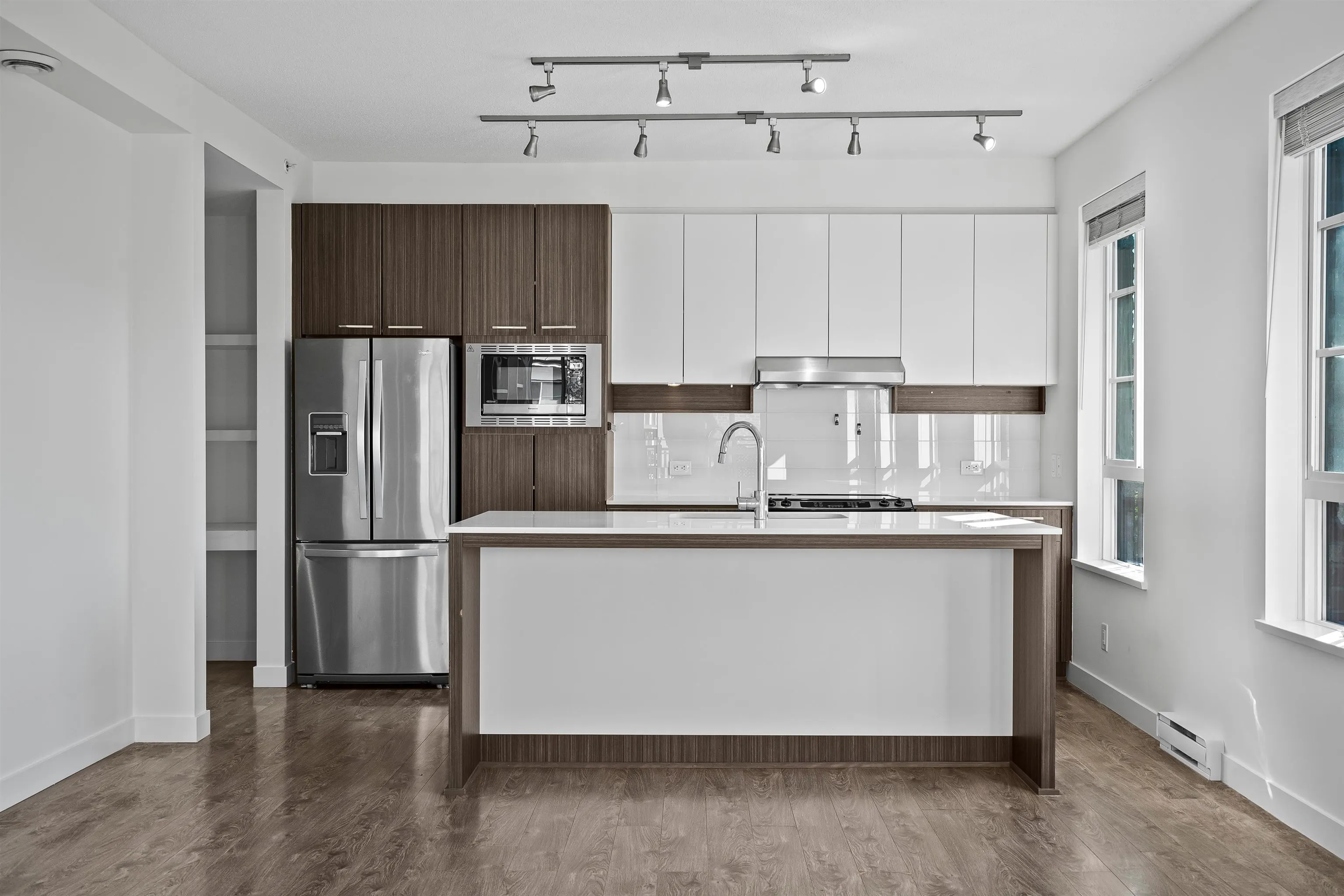 301 553 Foster Avenue