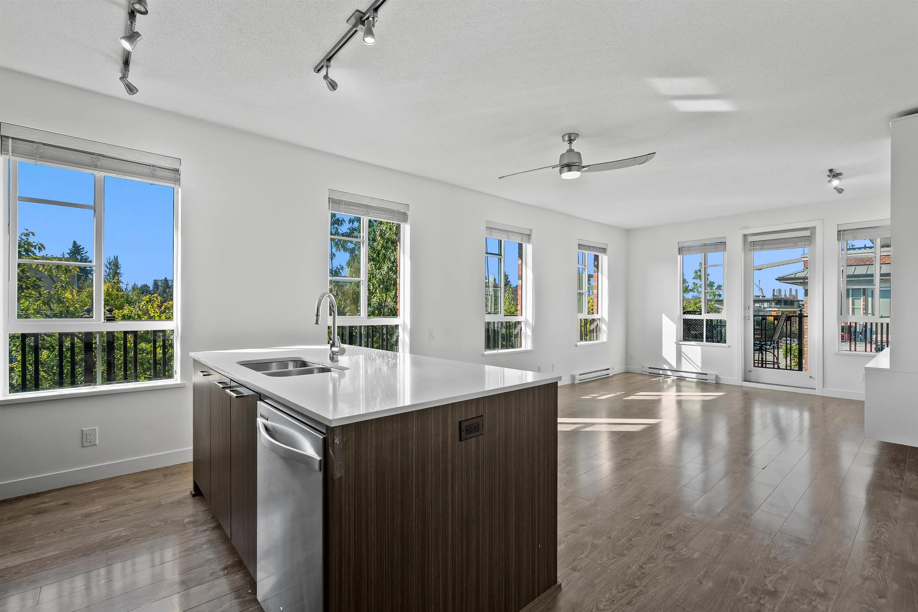 301 553 Foster Avenue