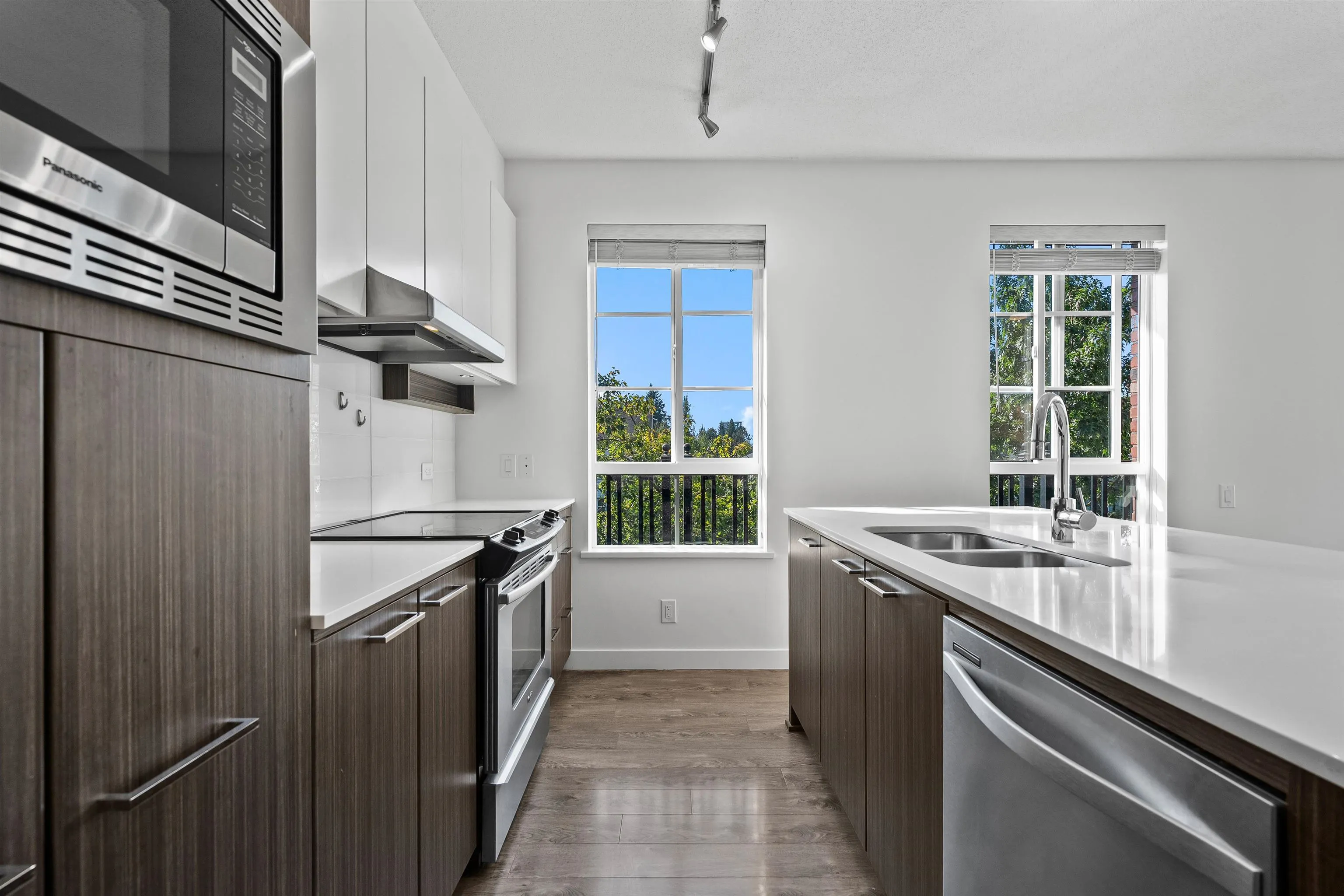 301 553 Foster Avenue