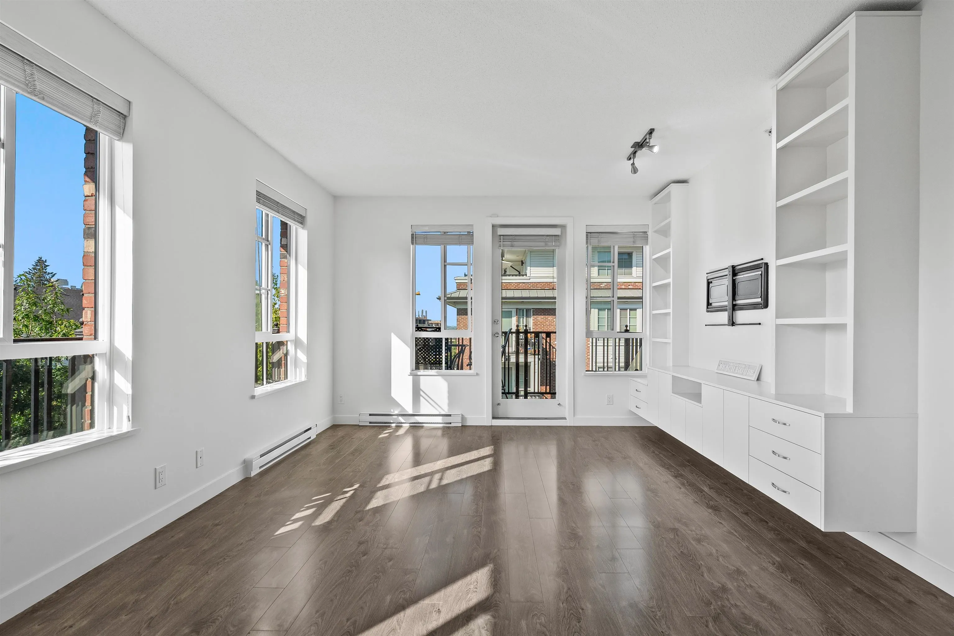 301 553 Foster Avenue