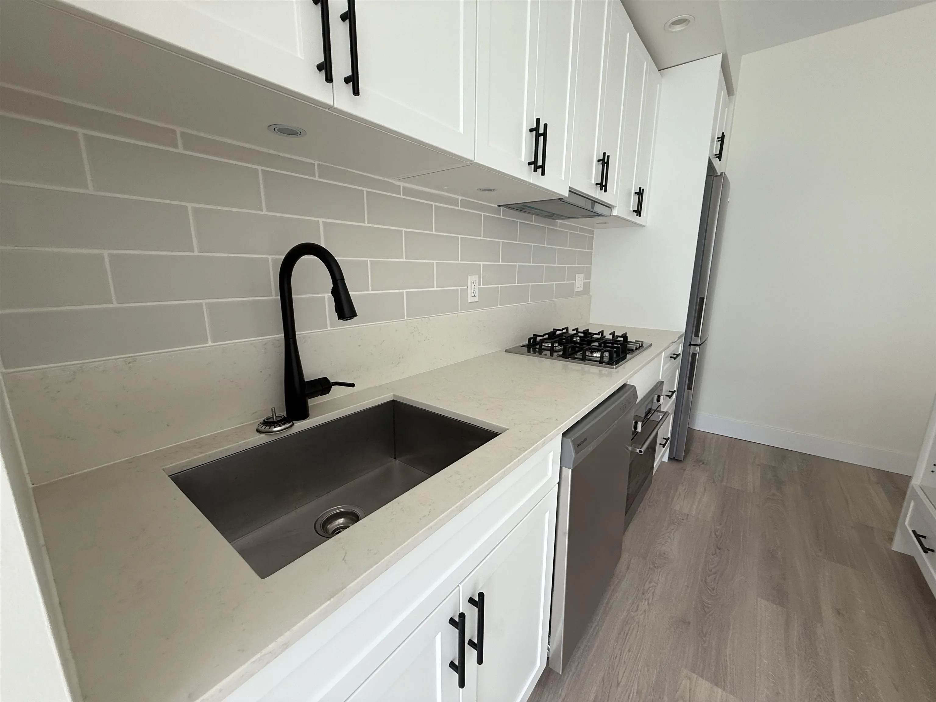 208 626 Alexander Street